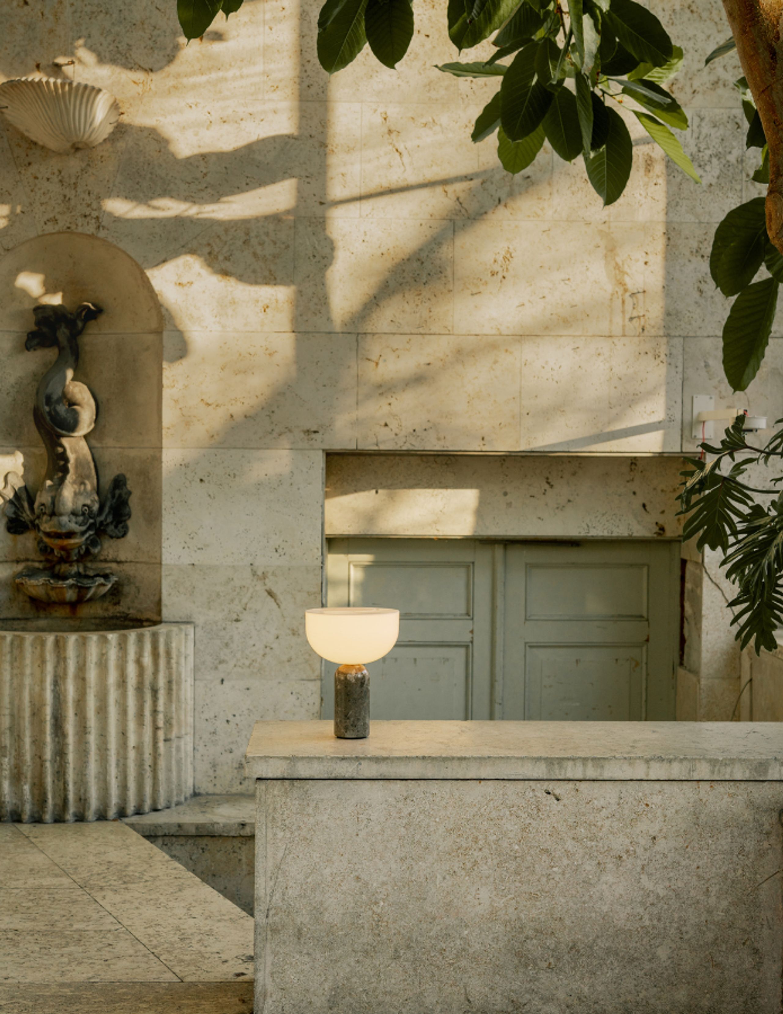 New Works - Lampe de table - Kizu Portable Lamp - Gris du Marais Marble