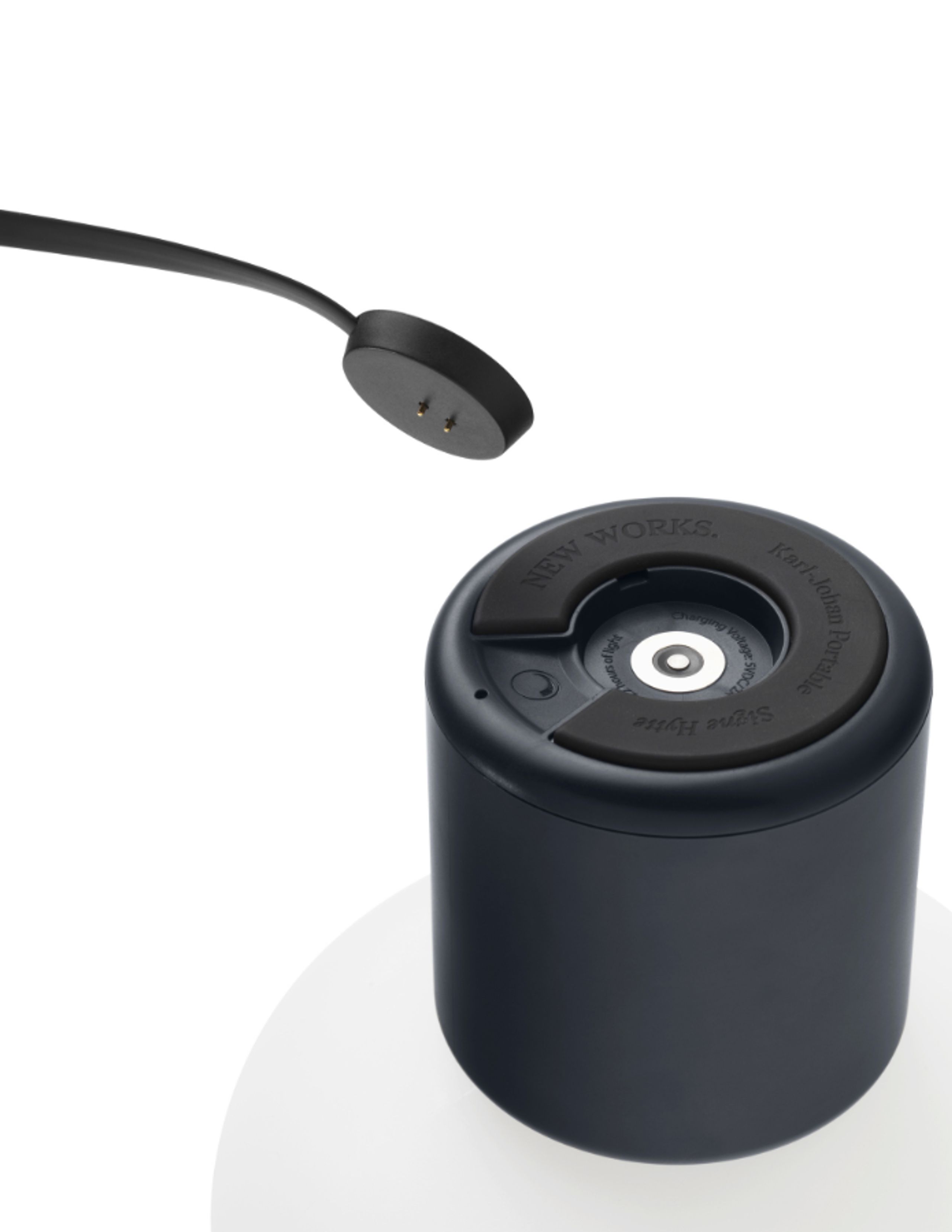 New Works - Lampa stołowa - Karl-Johan Portable Table Lamp - Cold Black