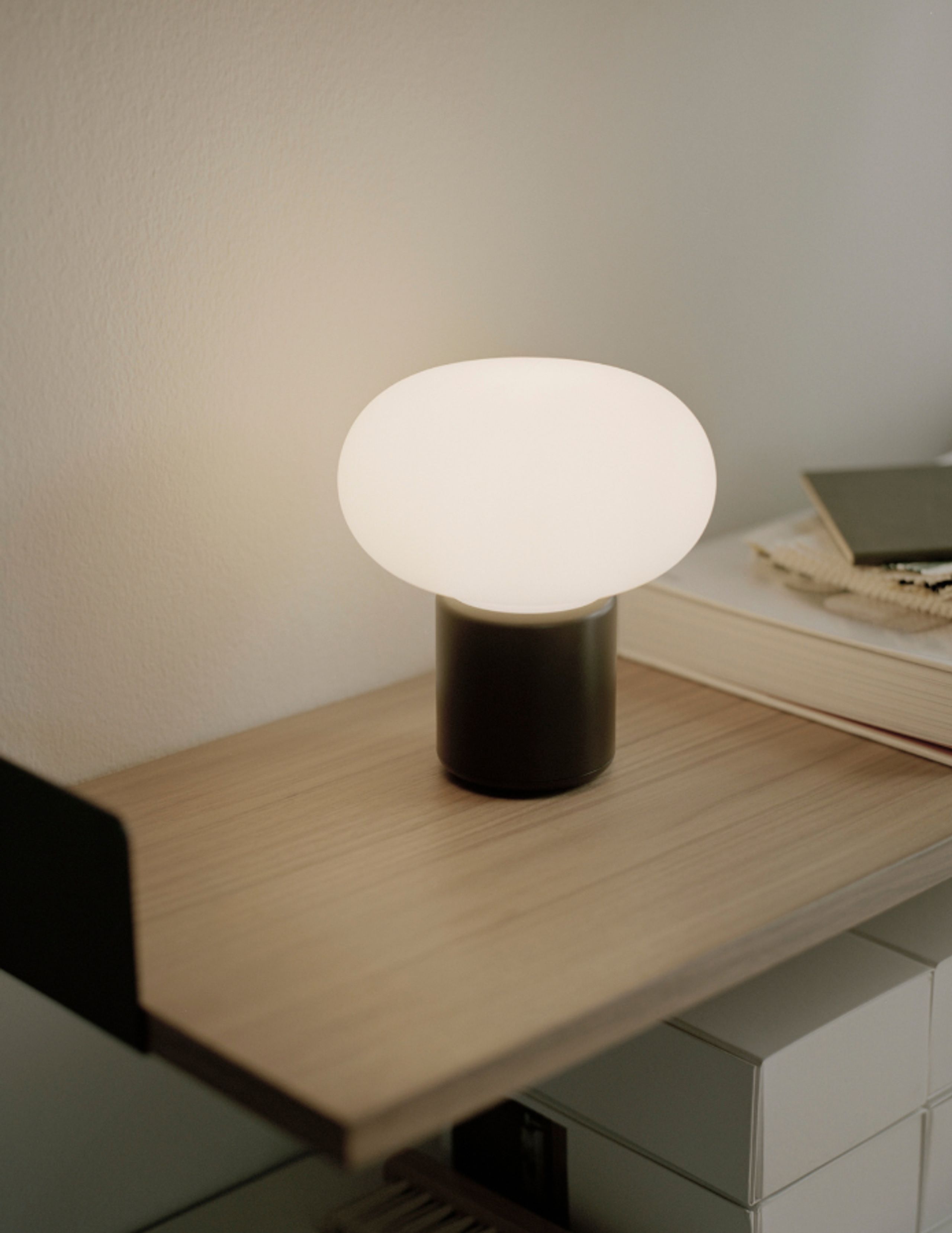 New Works - Lampa stołowa - Karl-Johan Portable Table Lamp - Cold Black