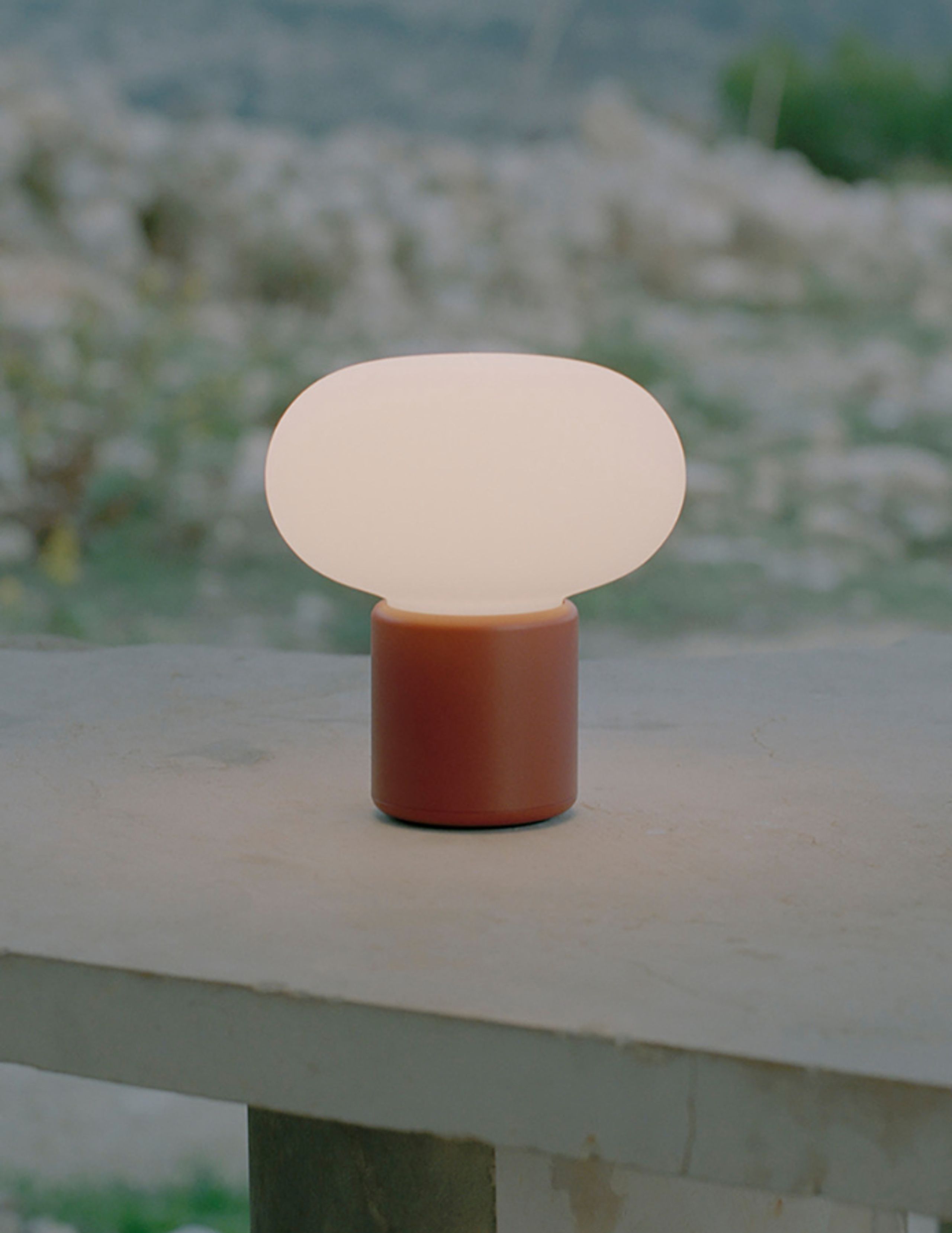 New Works - Přenosná lampa - Karl-Johan Portable Table Lamp - Earth Red