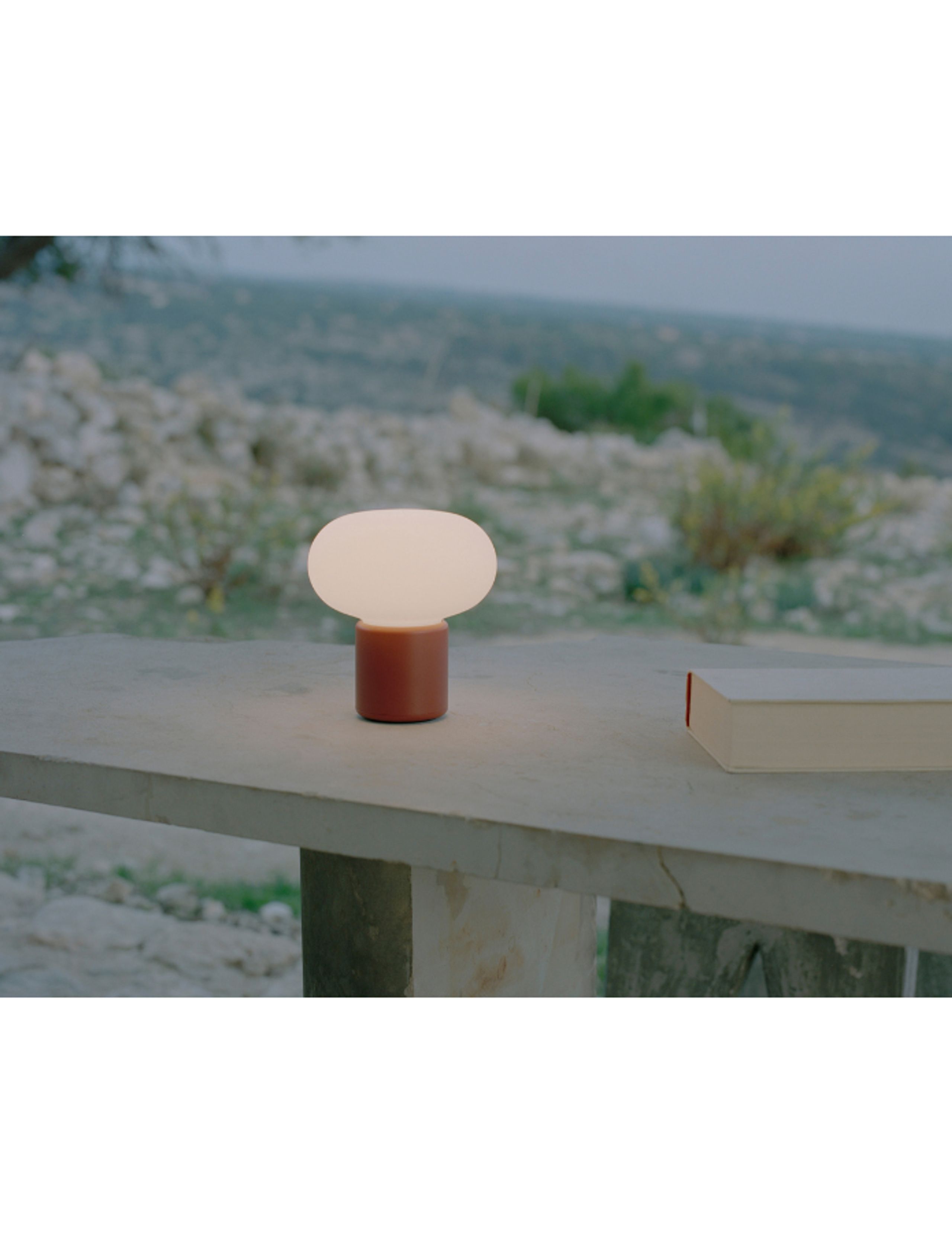 New Works - Přenosná lampa - Karl-Johan Portable Table Lamp - Earth Red