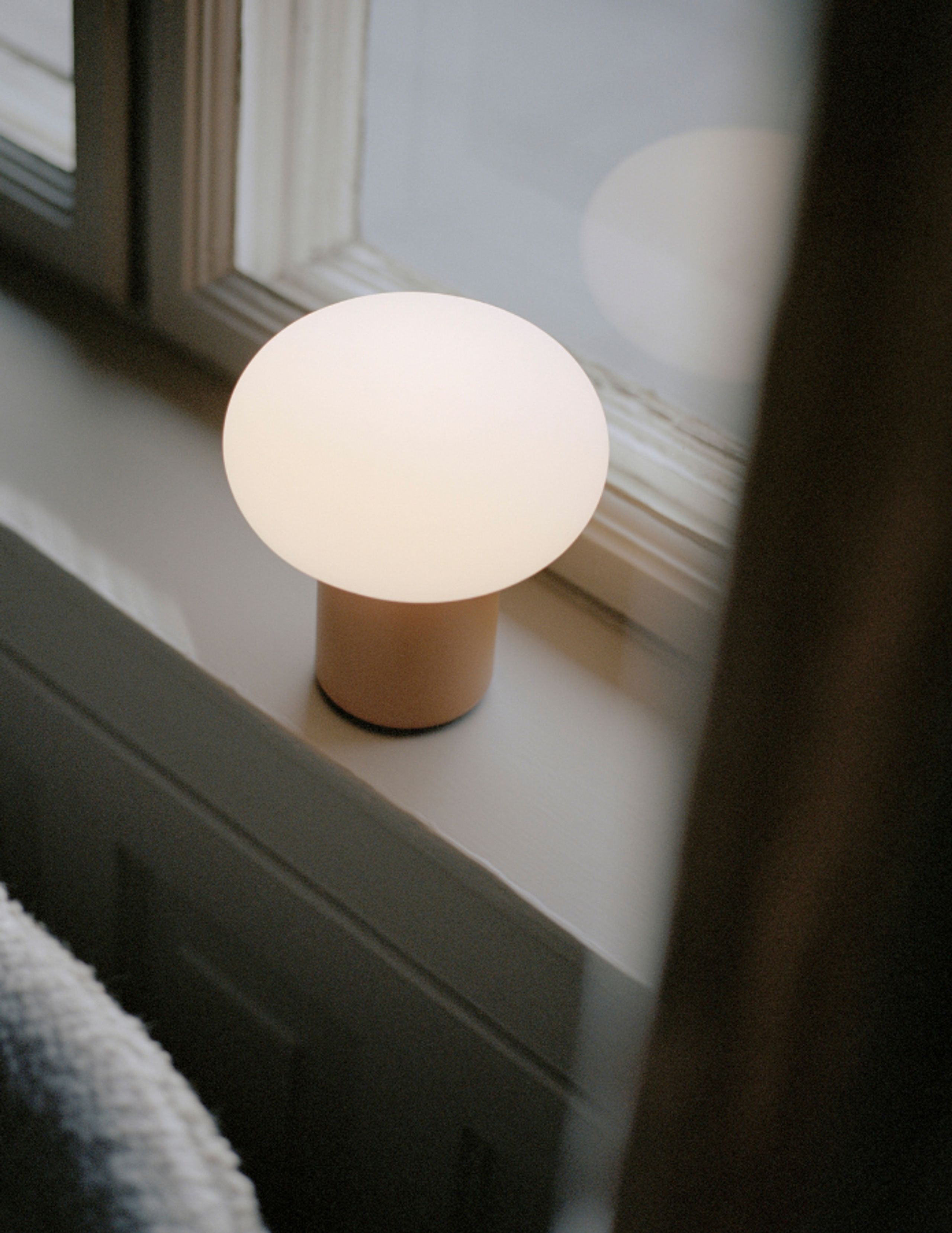 New Works - Lampe de table - Karl-Johan Portable Table Lamp - Ochre Yellow