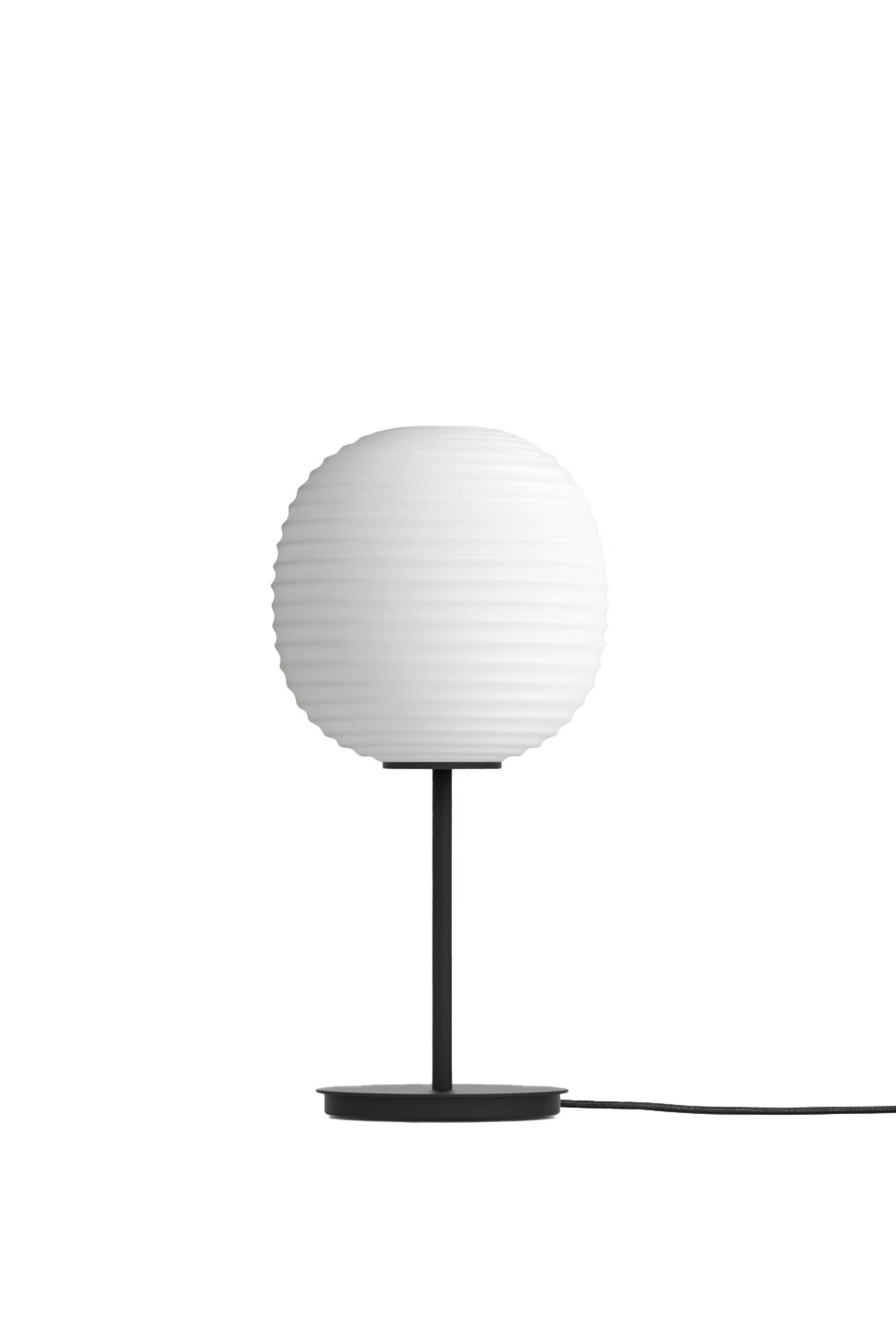 New Works - Bordlampe - Lantern Table Lamp af Anderssen og Voll - Mat Hvid / Sort Stel / Lille