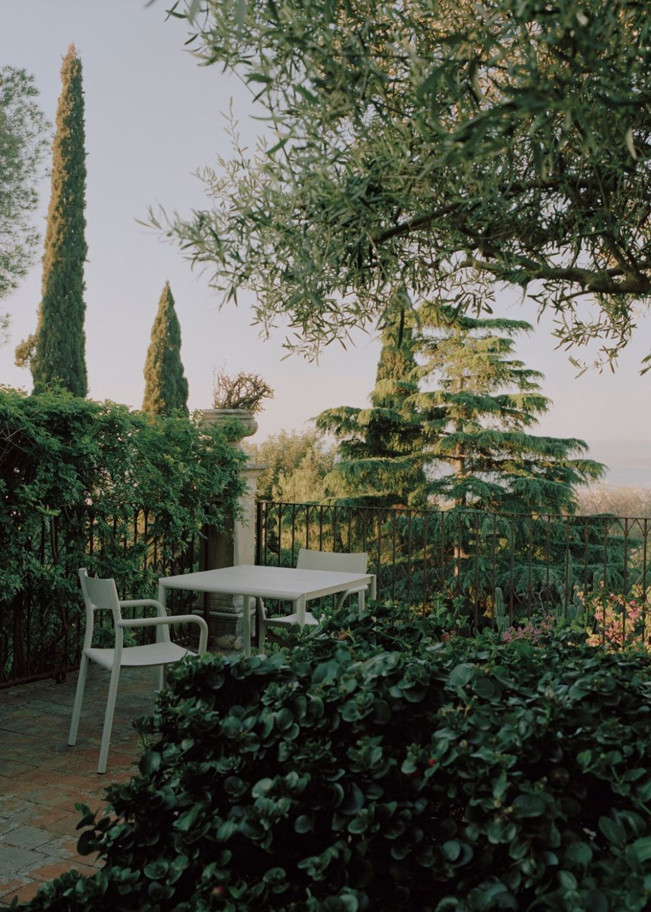 New Works - Table de jardin - May Table - Light Grey - Large