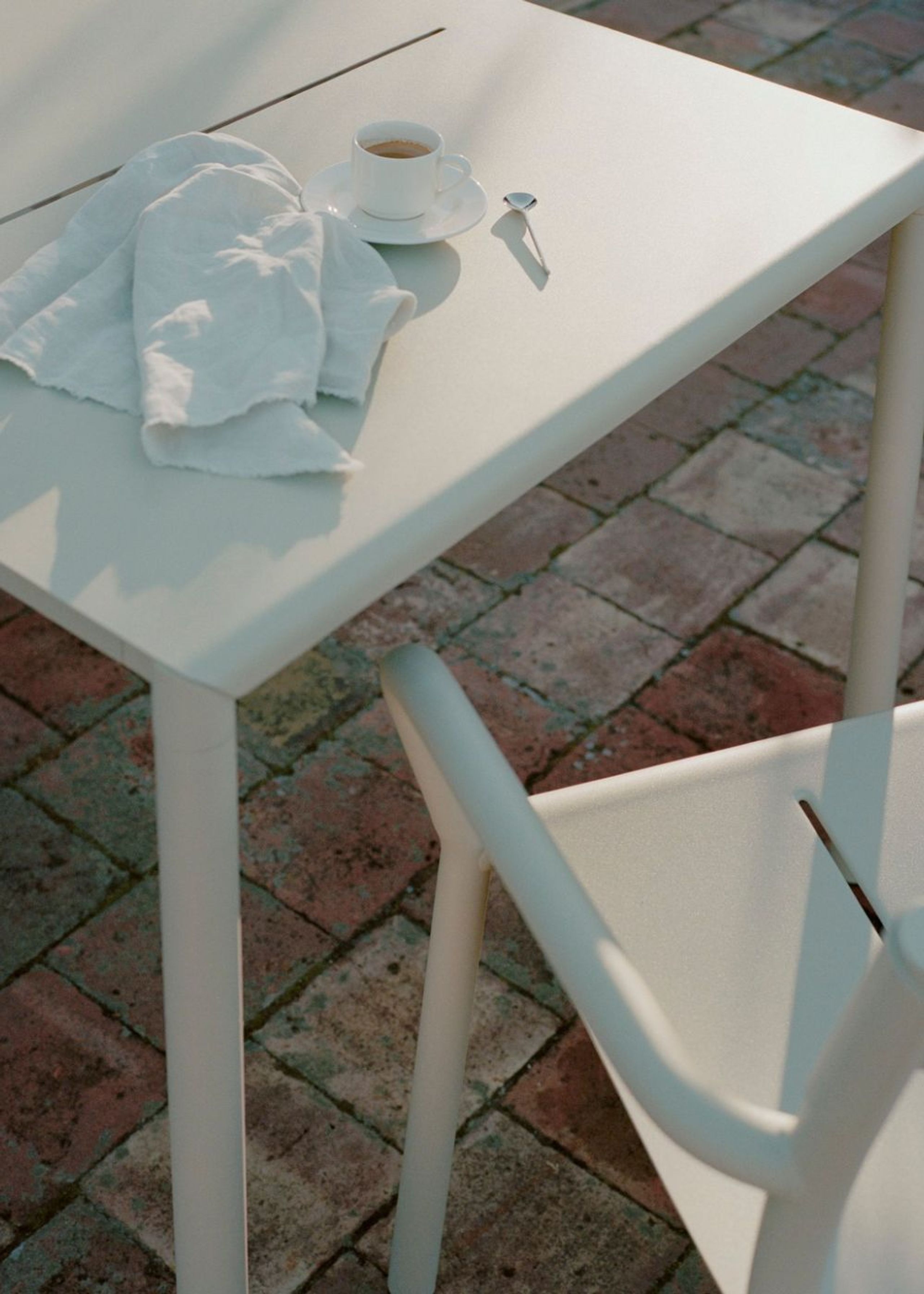 New Works - Table de jardin - May Table - Light Grey - Large