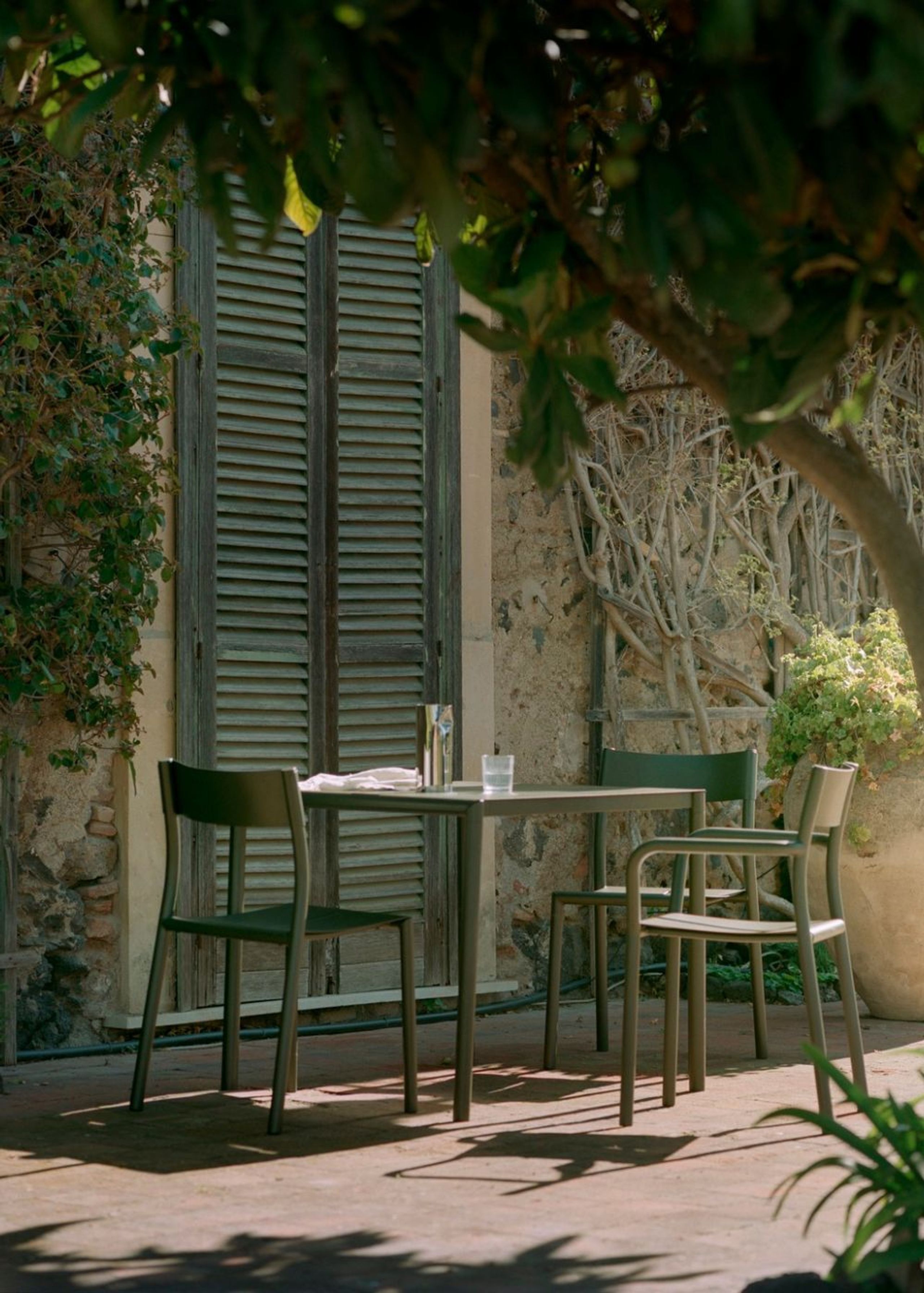 New Works - Cadeira de jardim - May Armchair - Dark Green