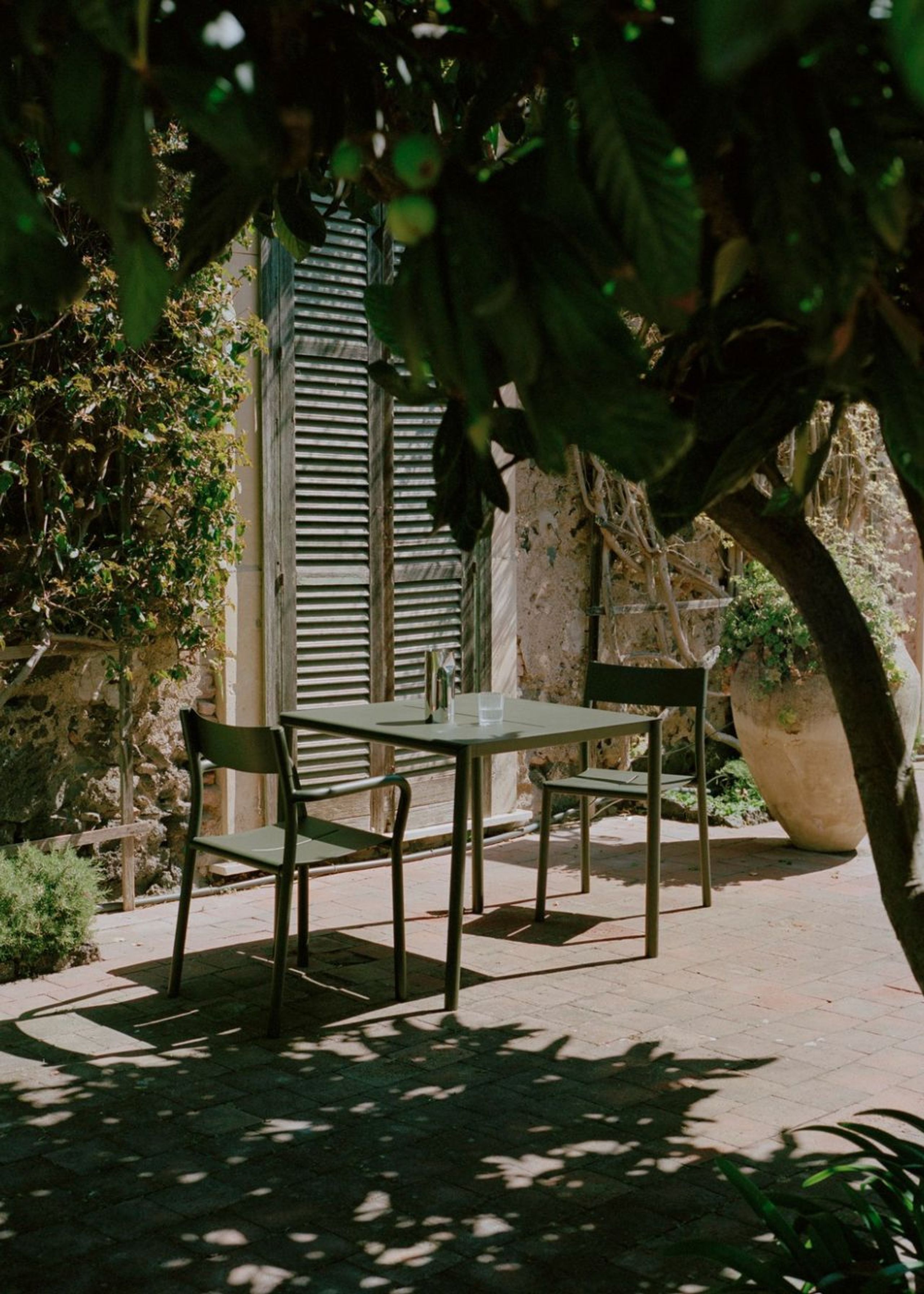 New Works - Cadeira de jardim - May Armchair - Dark Green