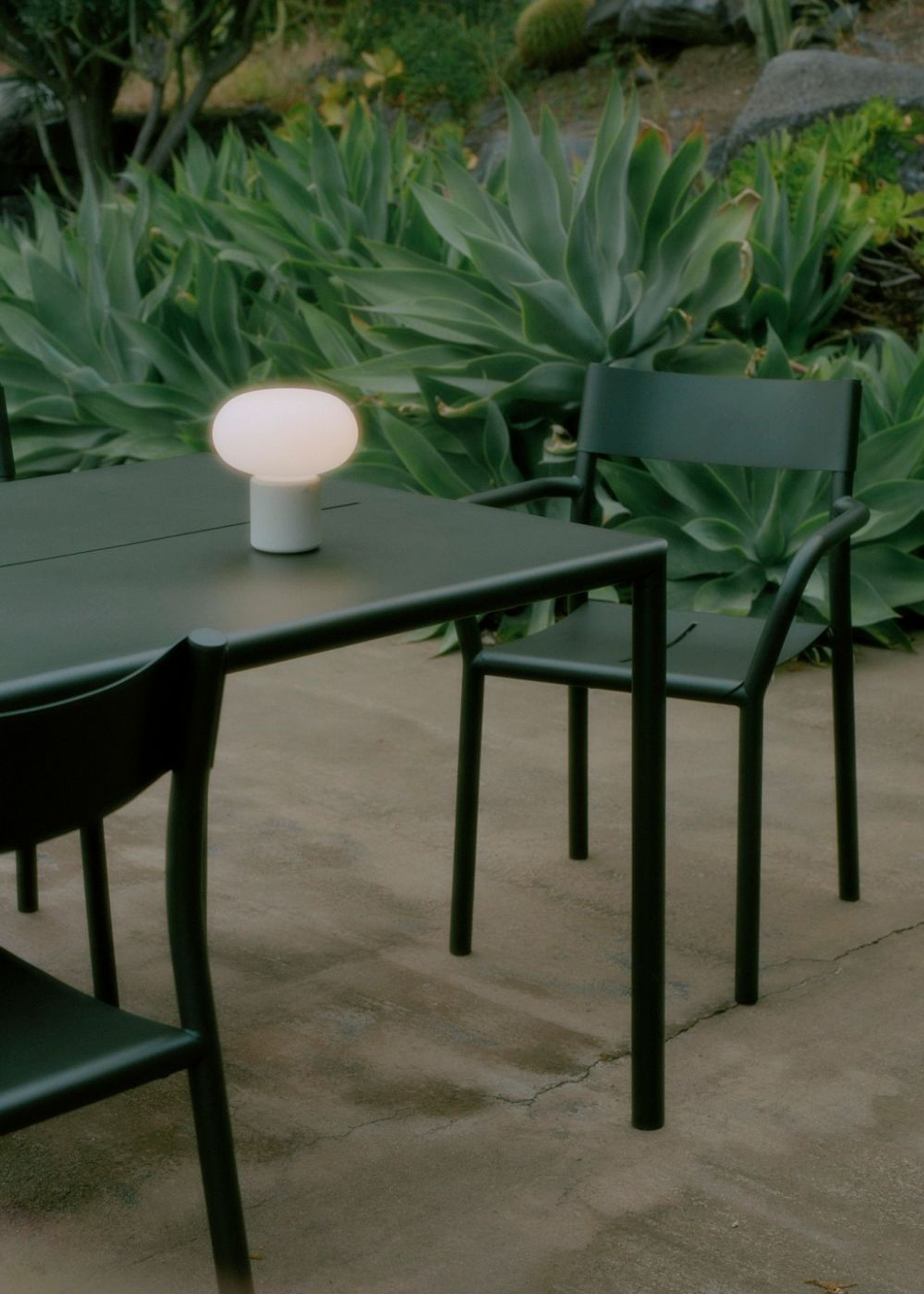 New Works - Cadeira de jardim - May Armchair - Dark Green