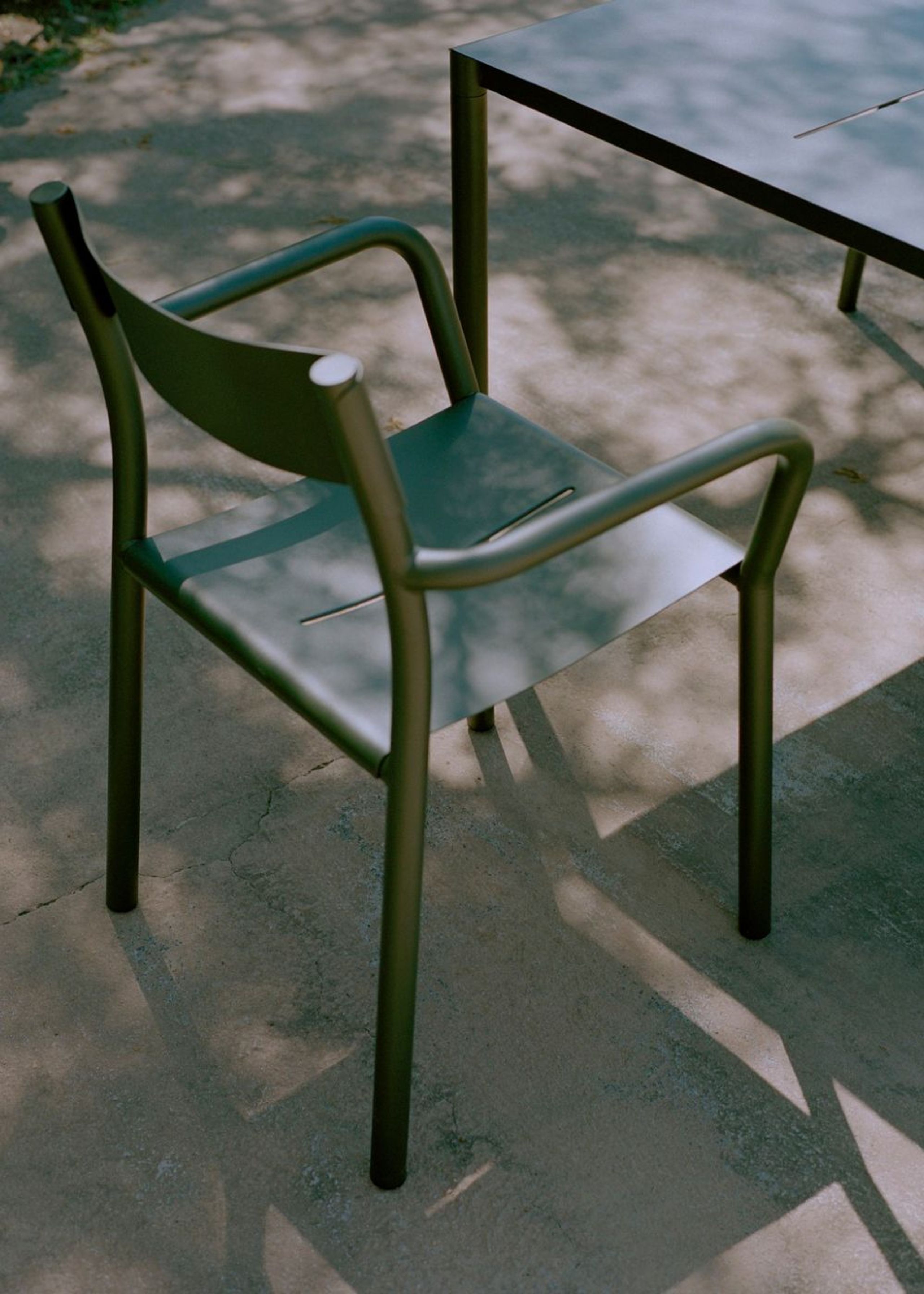 New Works - Cadeira de jardim - May Armchair - Dark Green