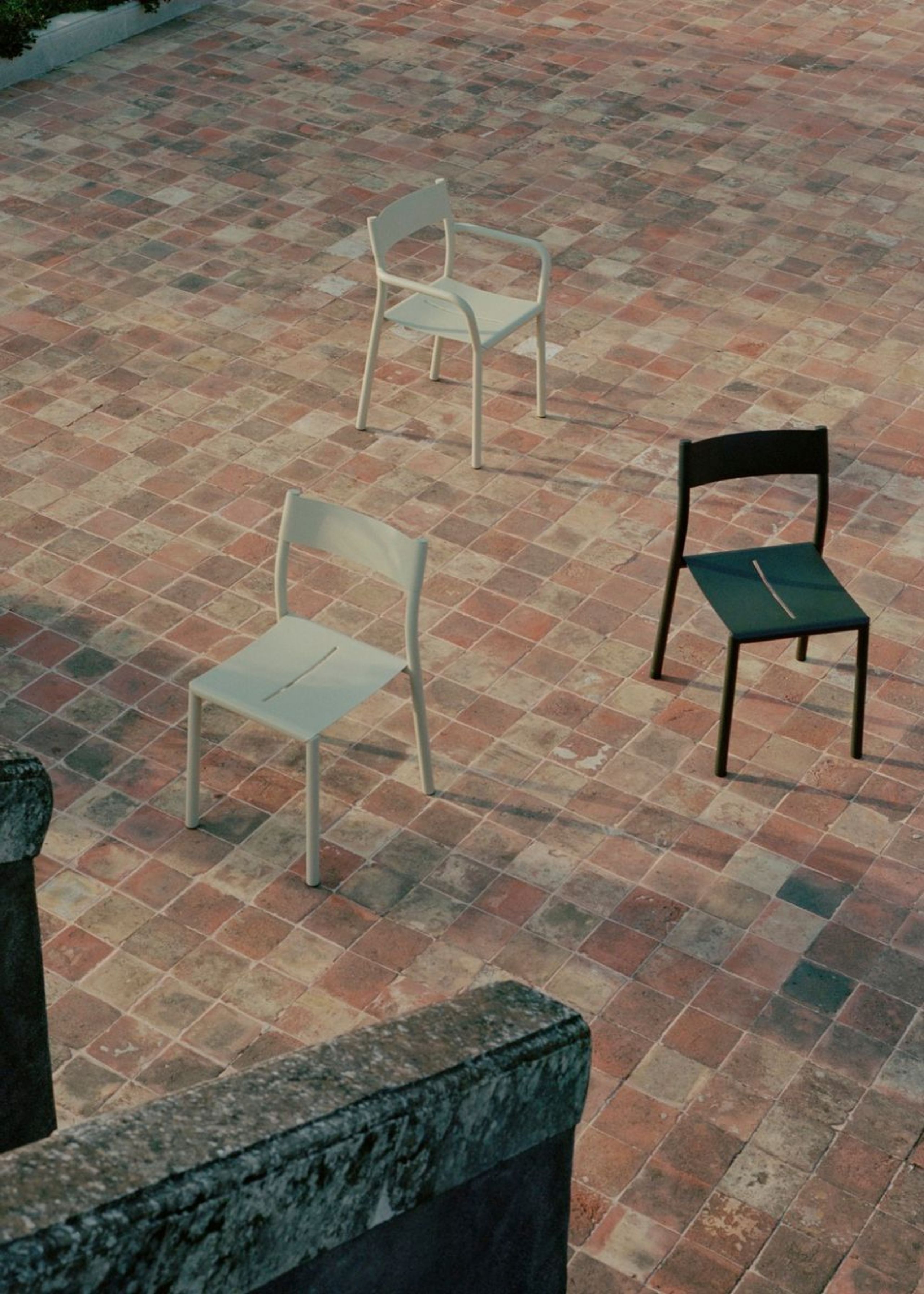 New Works - Cadeira de jardim - May Armchair - Dark Green