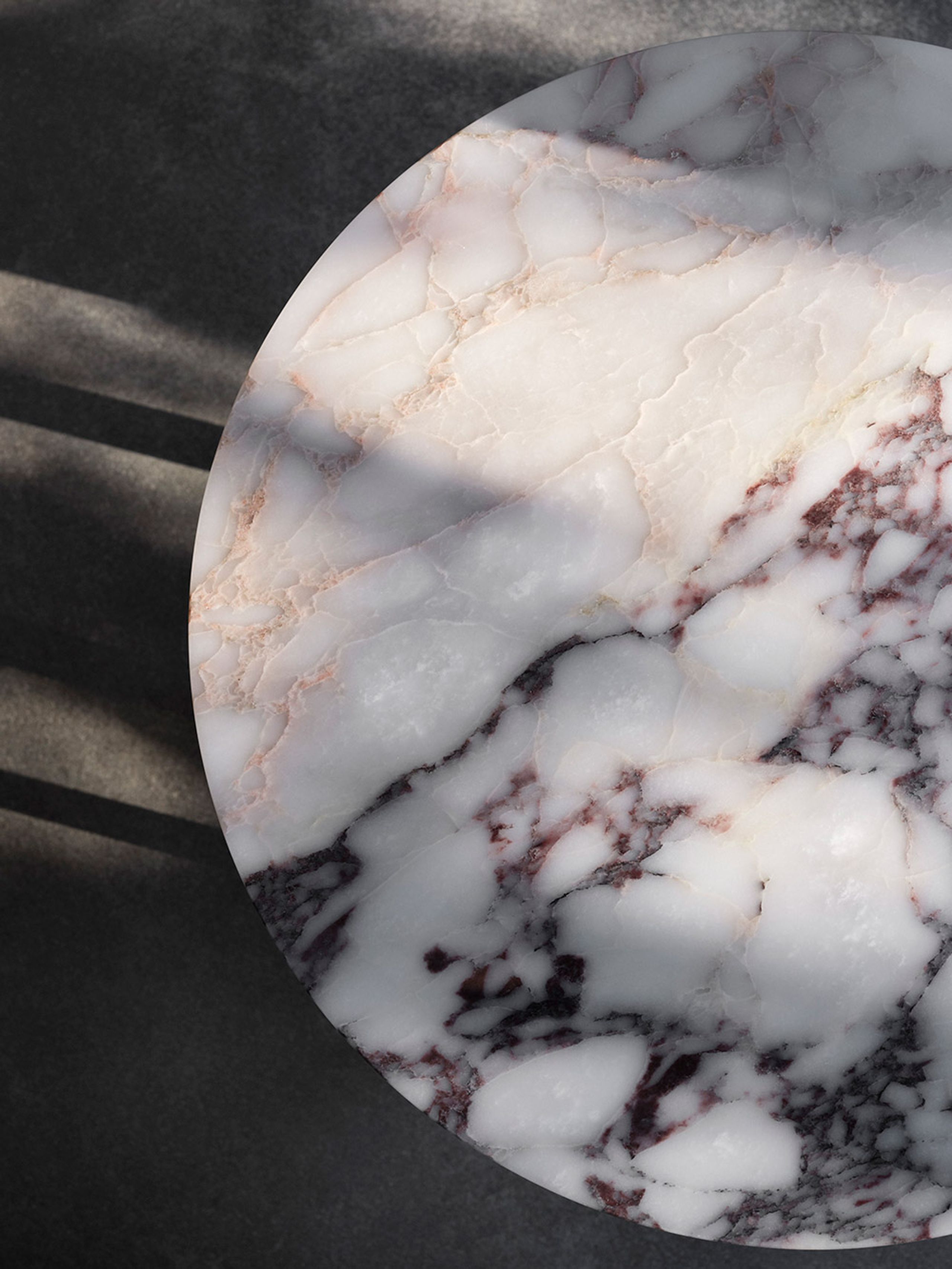 New Works - Postranní stolek - Florence Side table - Gris du Marais Marble w. Black Frame