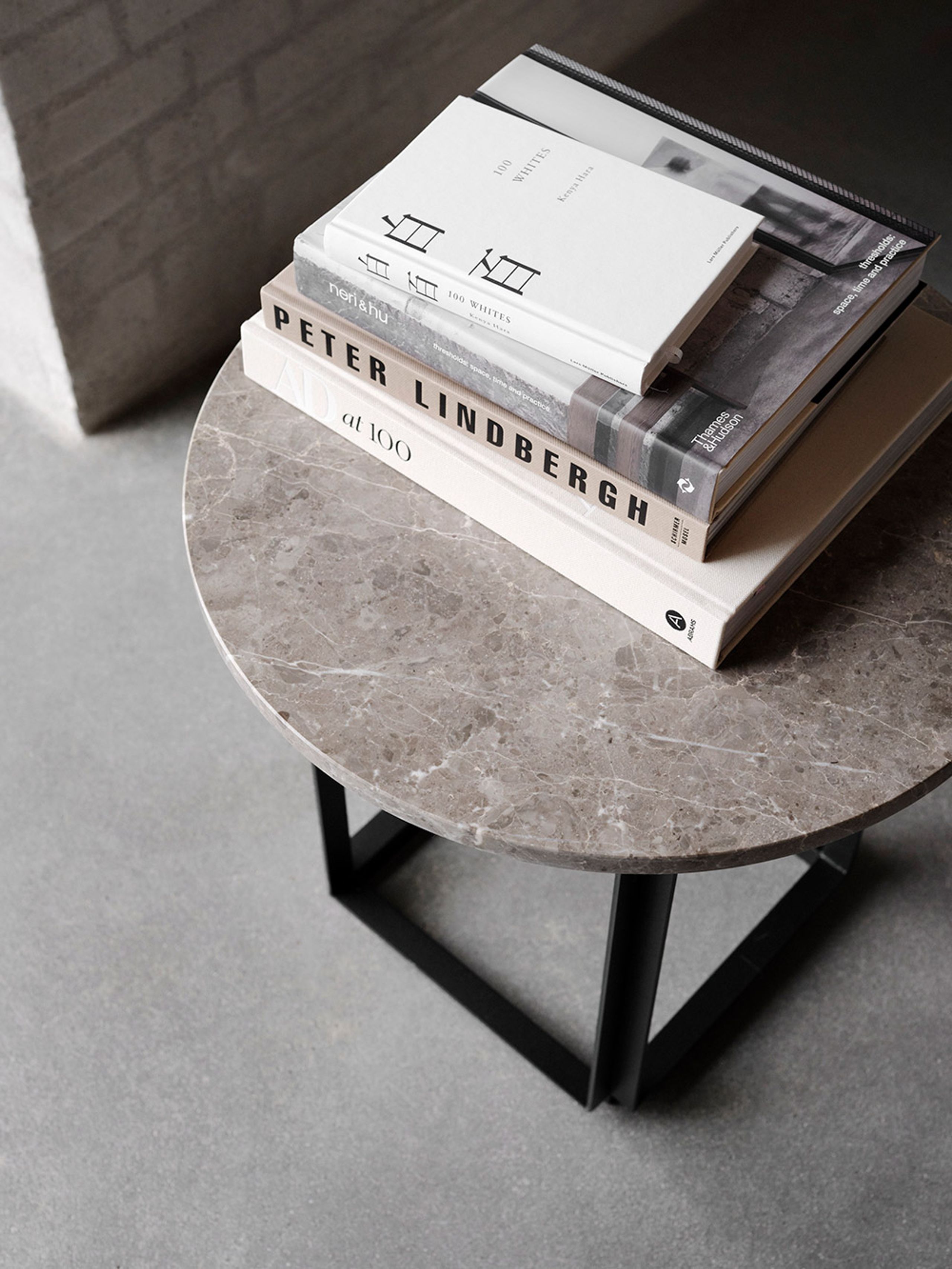 New Works - Postranní stolek - Florence Side table - Gris du Marais Marble w. Black Frame