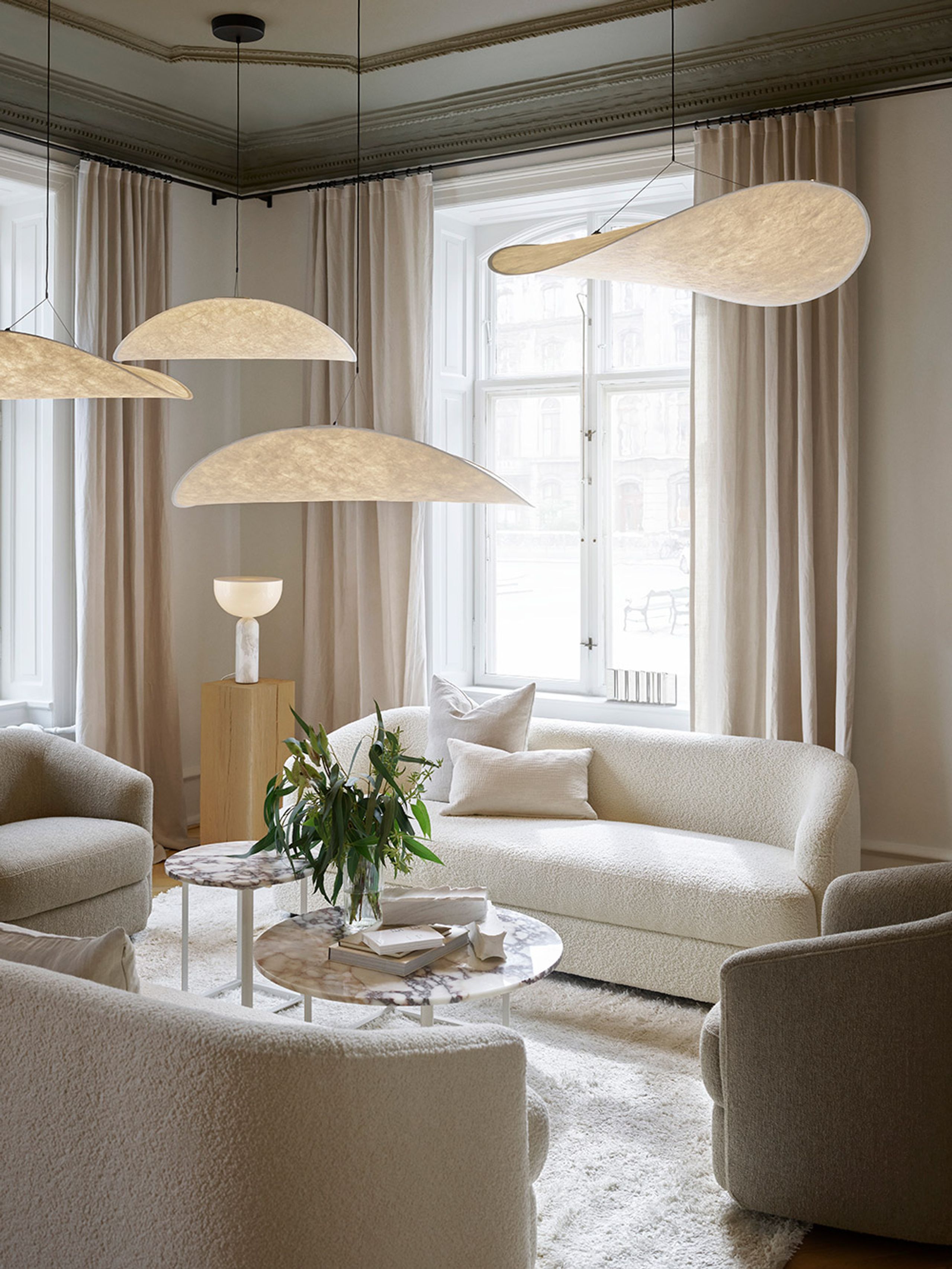 New Works - Postranní stolek - Florence Side table - Gris du Marais Marble w. Black Frame