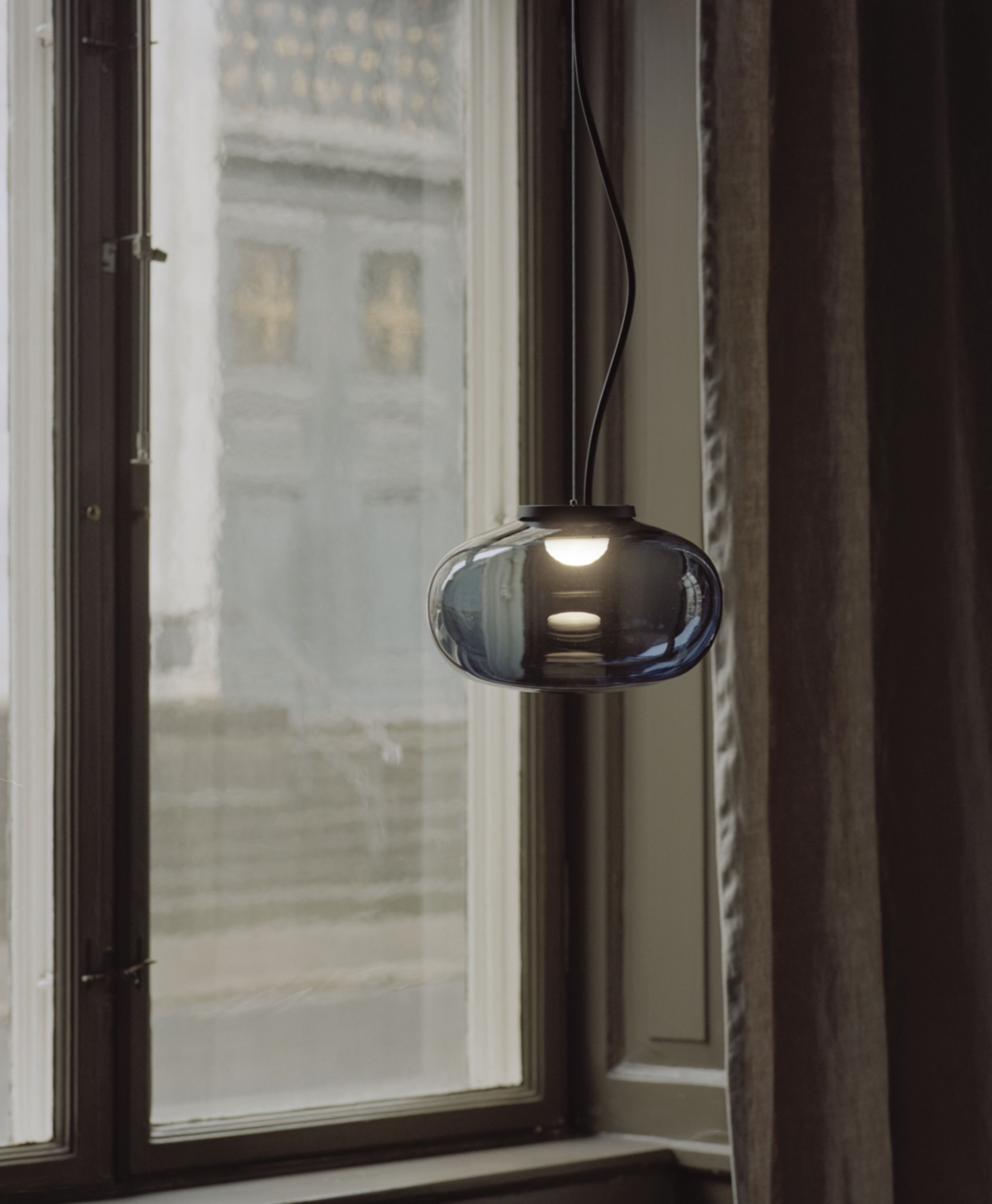 New Works - Lampa - Karl-Johan Pendant lamp - Small - Smoked Glass w. Black Fitting