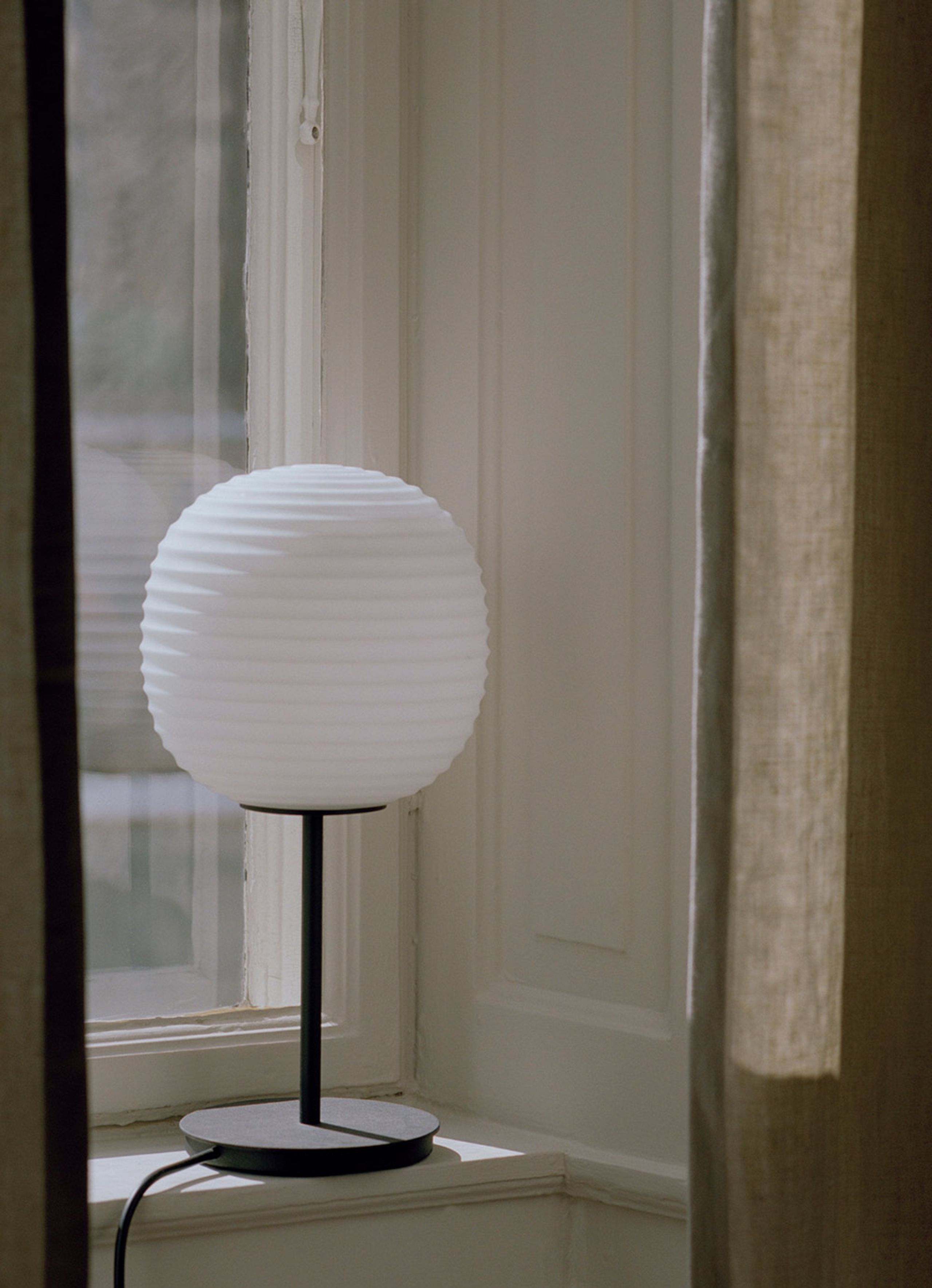 New Works - Lampe - Lantern Table Lamp af Anderssen og Voll - Mat Hvid / Sort Stel / Lille