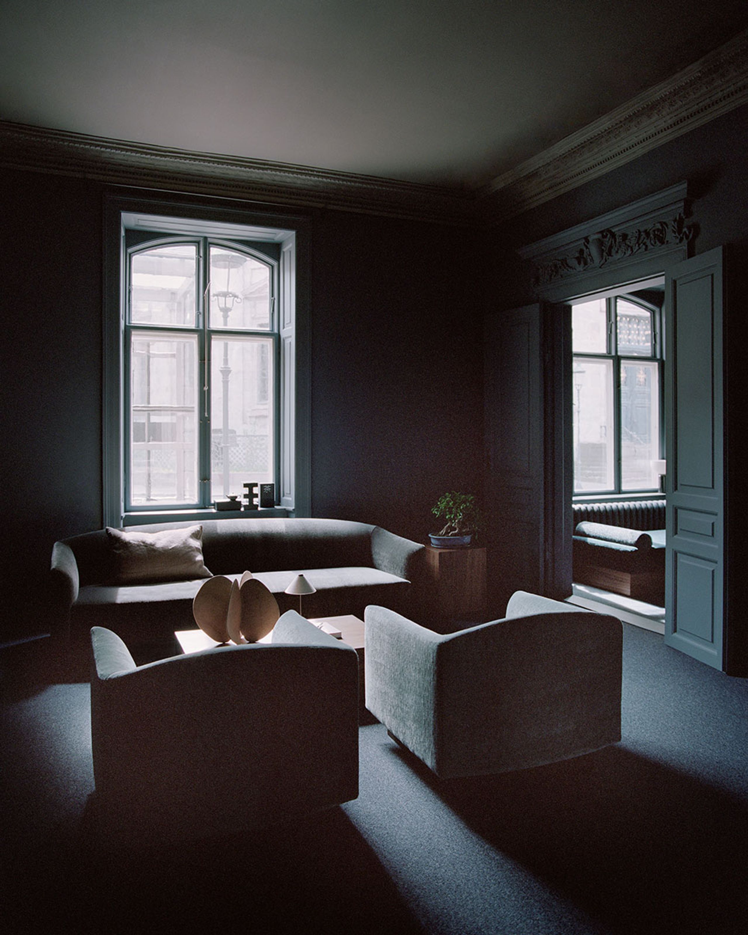 New Works - Loungesessel - Shore Lounge Chair Plinth - Linara Umber