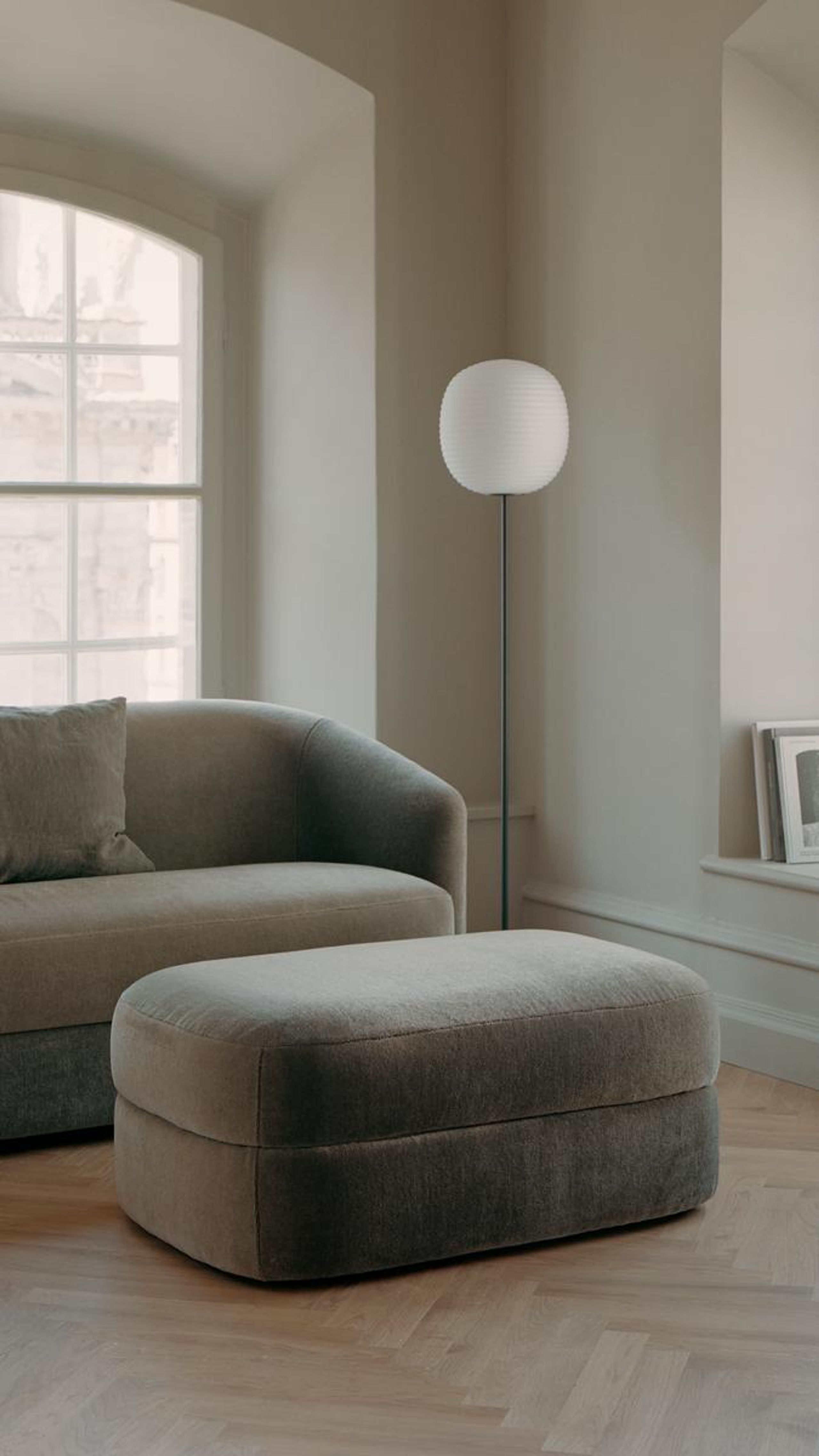 New Works - Puf - Covent Pouf Small - Barnum 010 - Dark Taupe