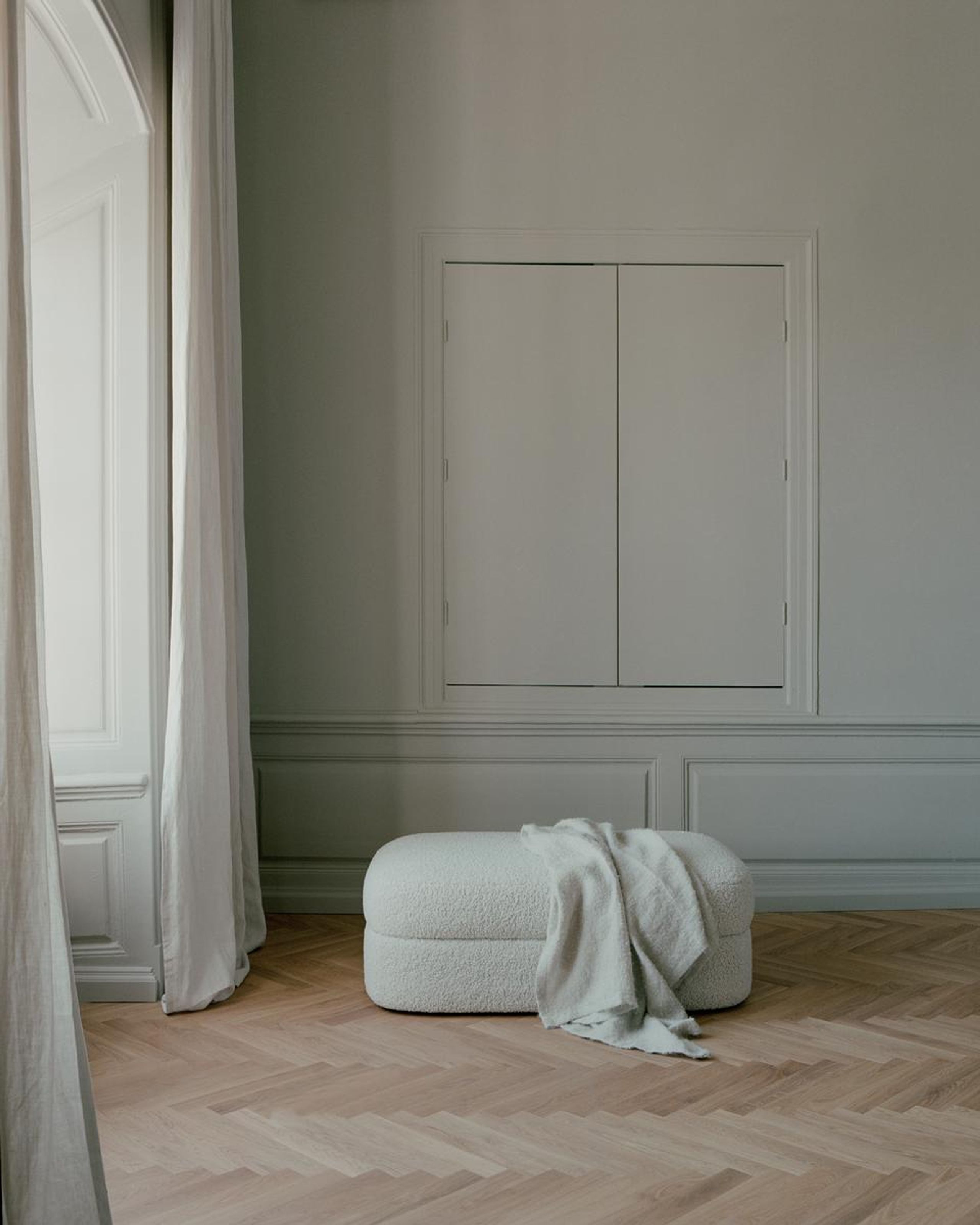 New Works - Puf - Covent Pouf Small - Barnum 010 - Dark Taupe