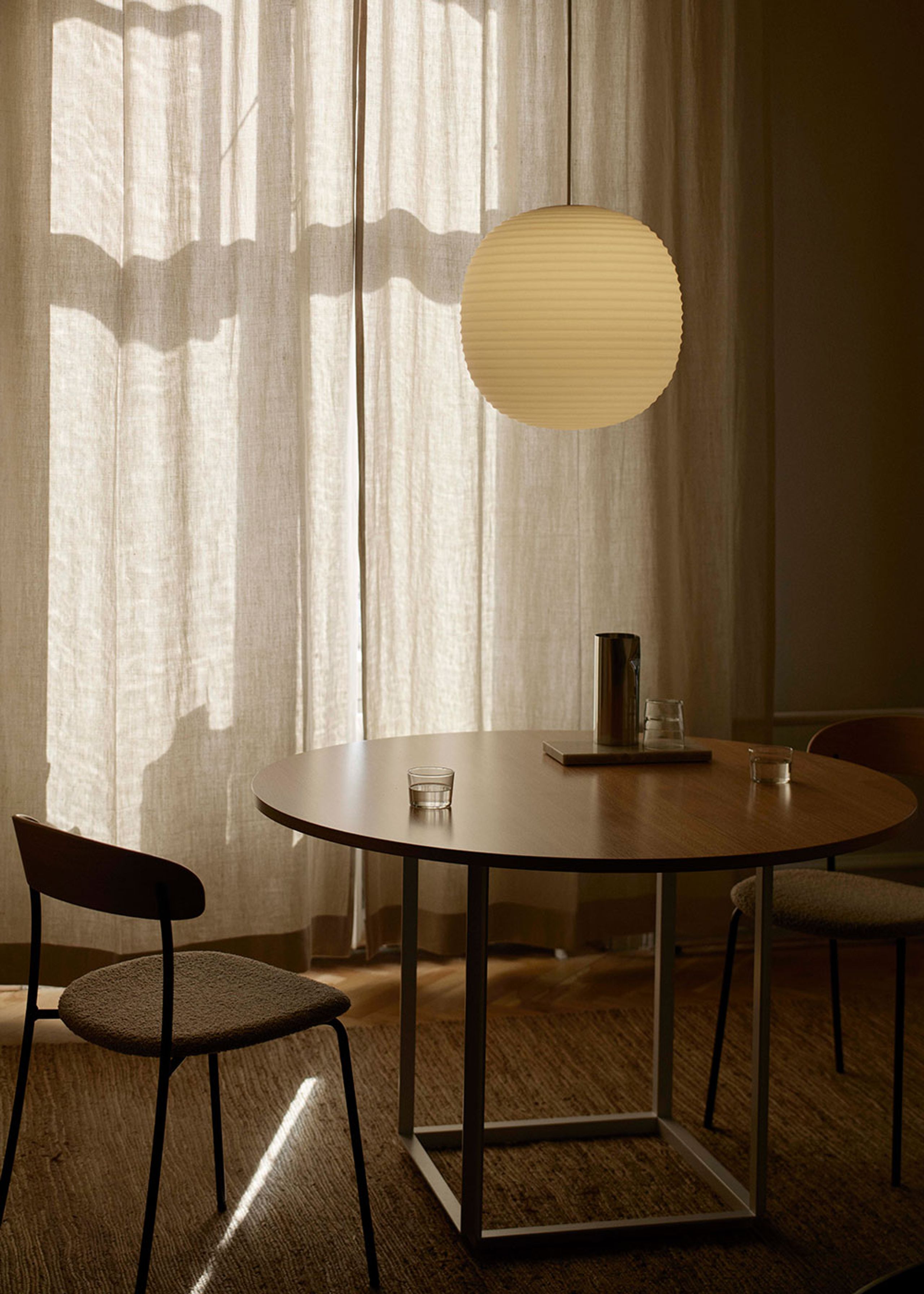 New Works - Tavolo da pranzo - Florence Dining Table Ø120 - Gris du Marais w. Black Frame