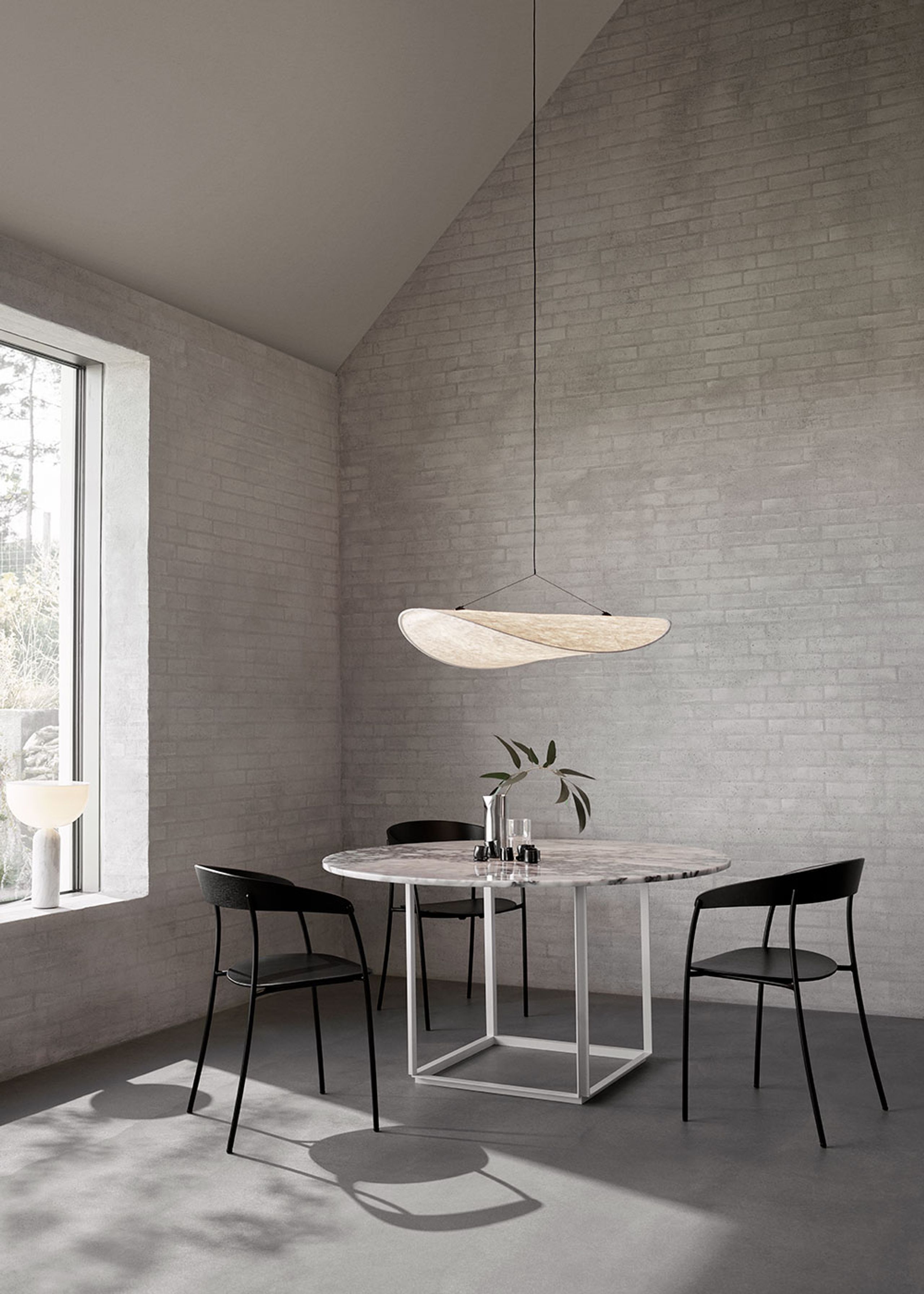 New Works - Dining Table - Florence Dining Table Ø120 - Natural oiled oak w. Black Frame