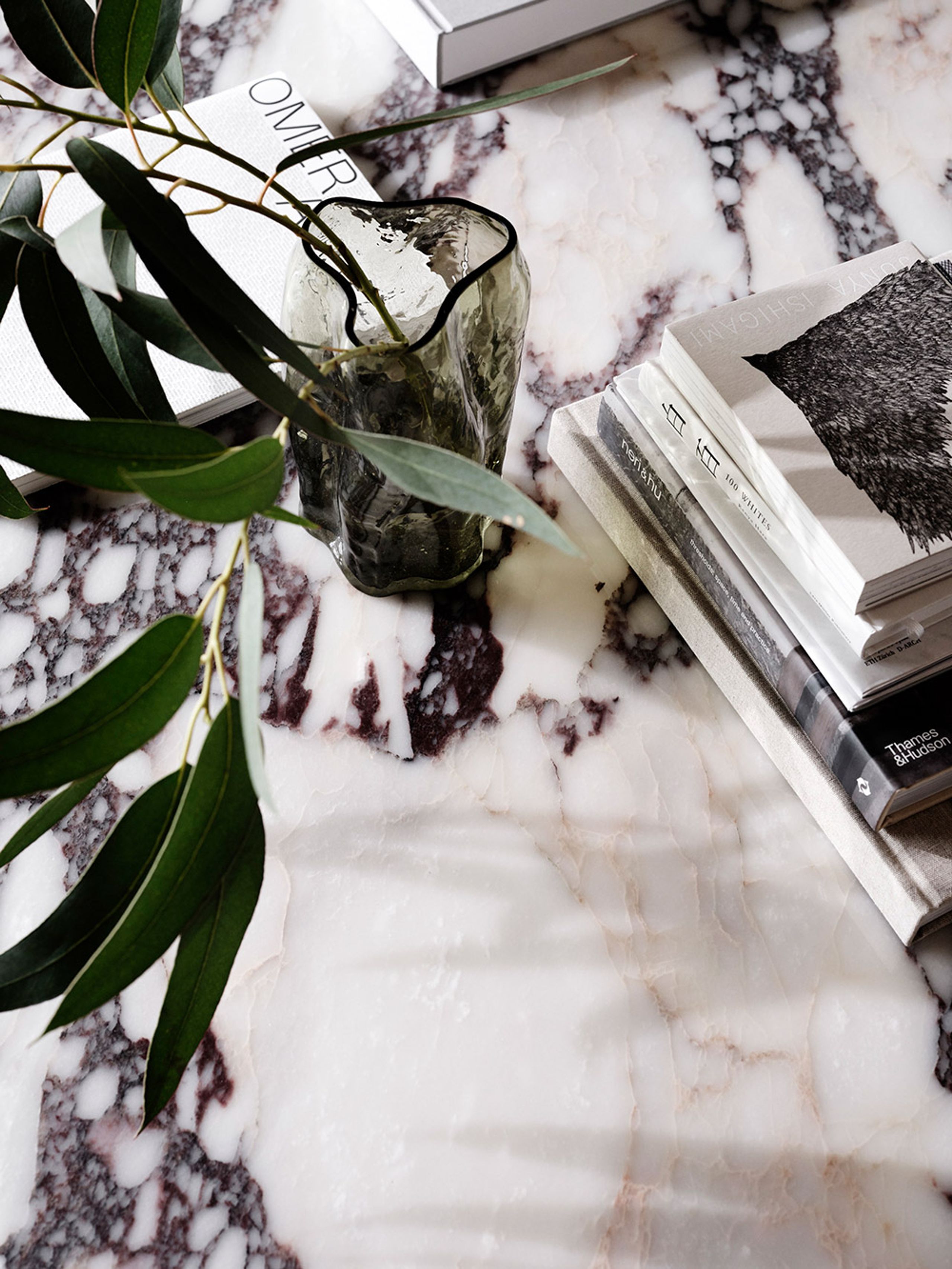 New Works - Mesa de comedor - Florence Dining Table Ø120 - Smoked oak w. Black Frame