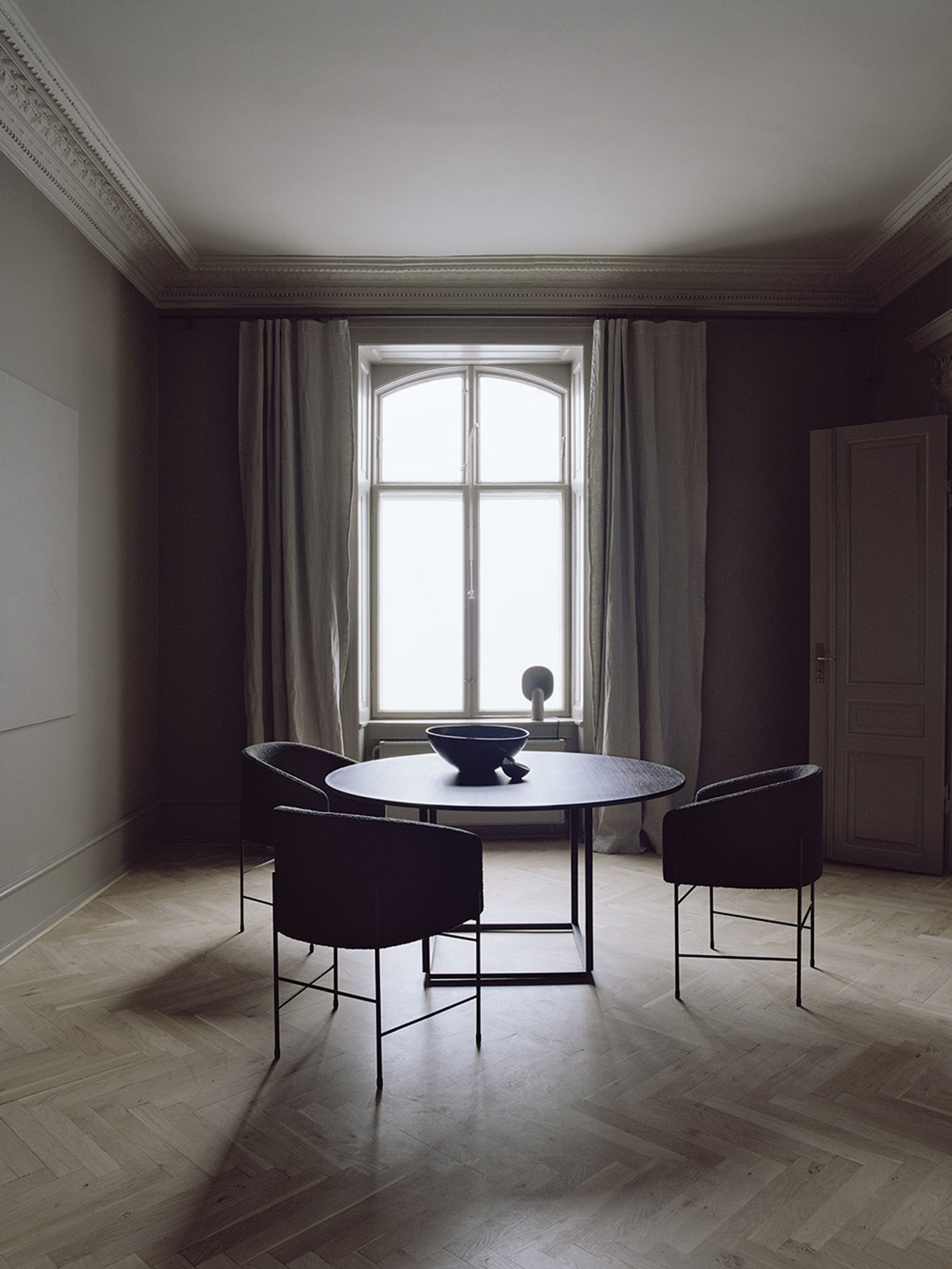 New Works - Table à manger - Florence Dining Table Ø145 - Black stained ash w. Black Frame