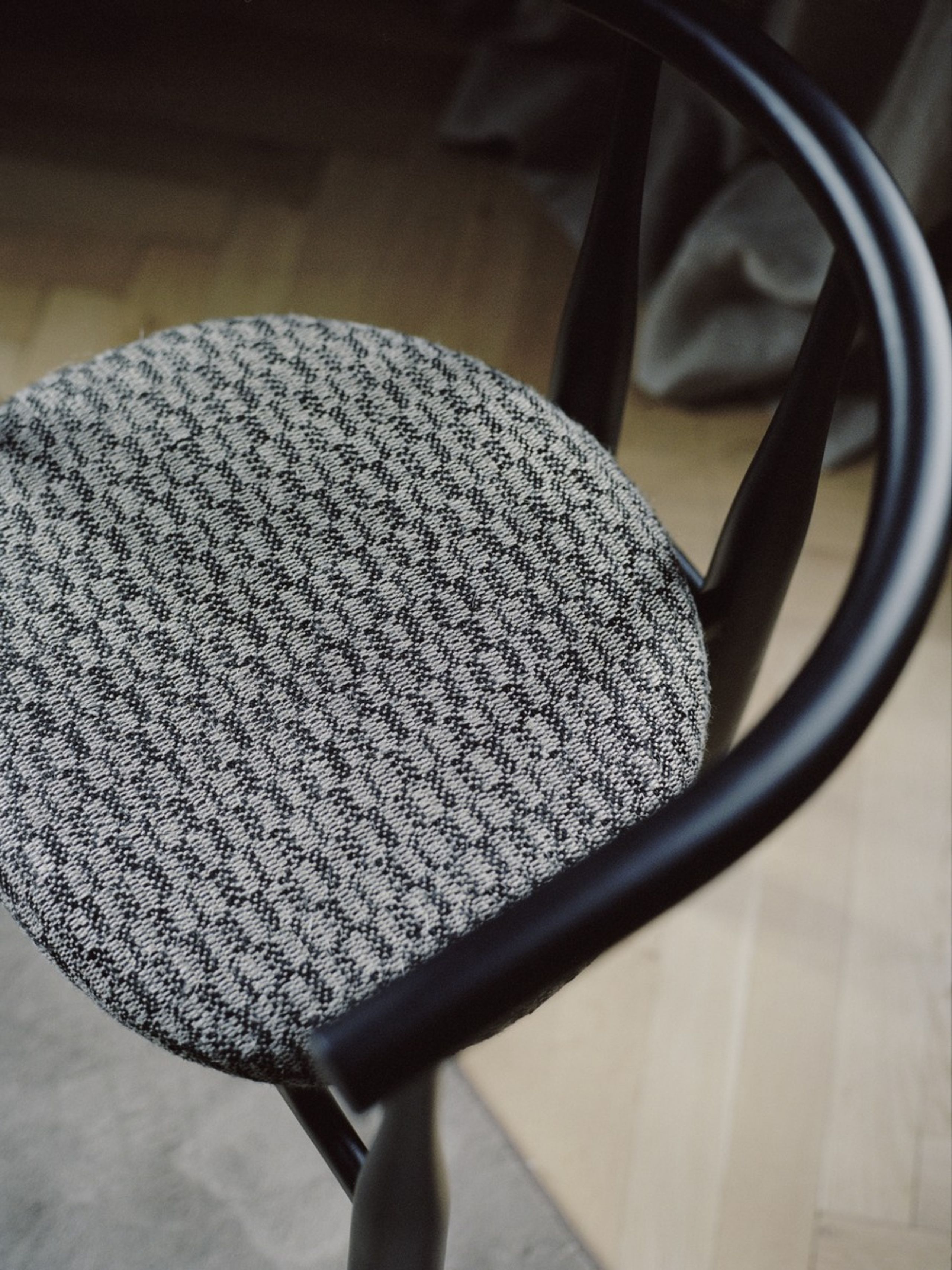 New Works - Dining chair - BUKOWSKI CHAIR - Black w. Élitis Pur Lin LI 419 80