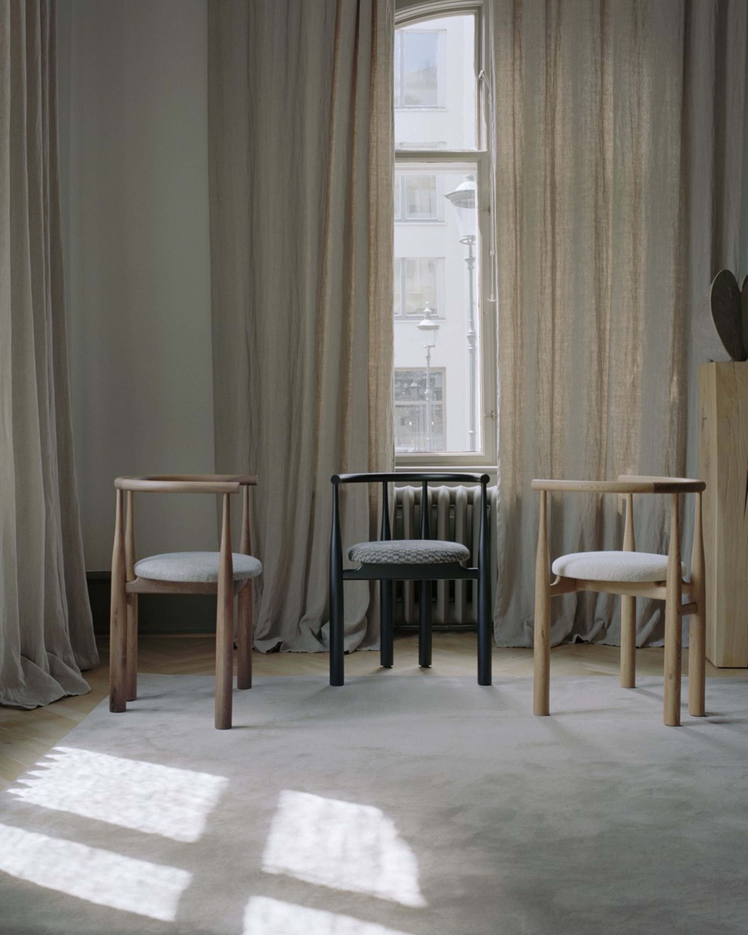 New Works - Dining chair - BUKOWSKI CHAIR - Black w. Élitis Pur Lin LI 419 80