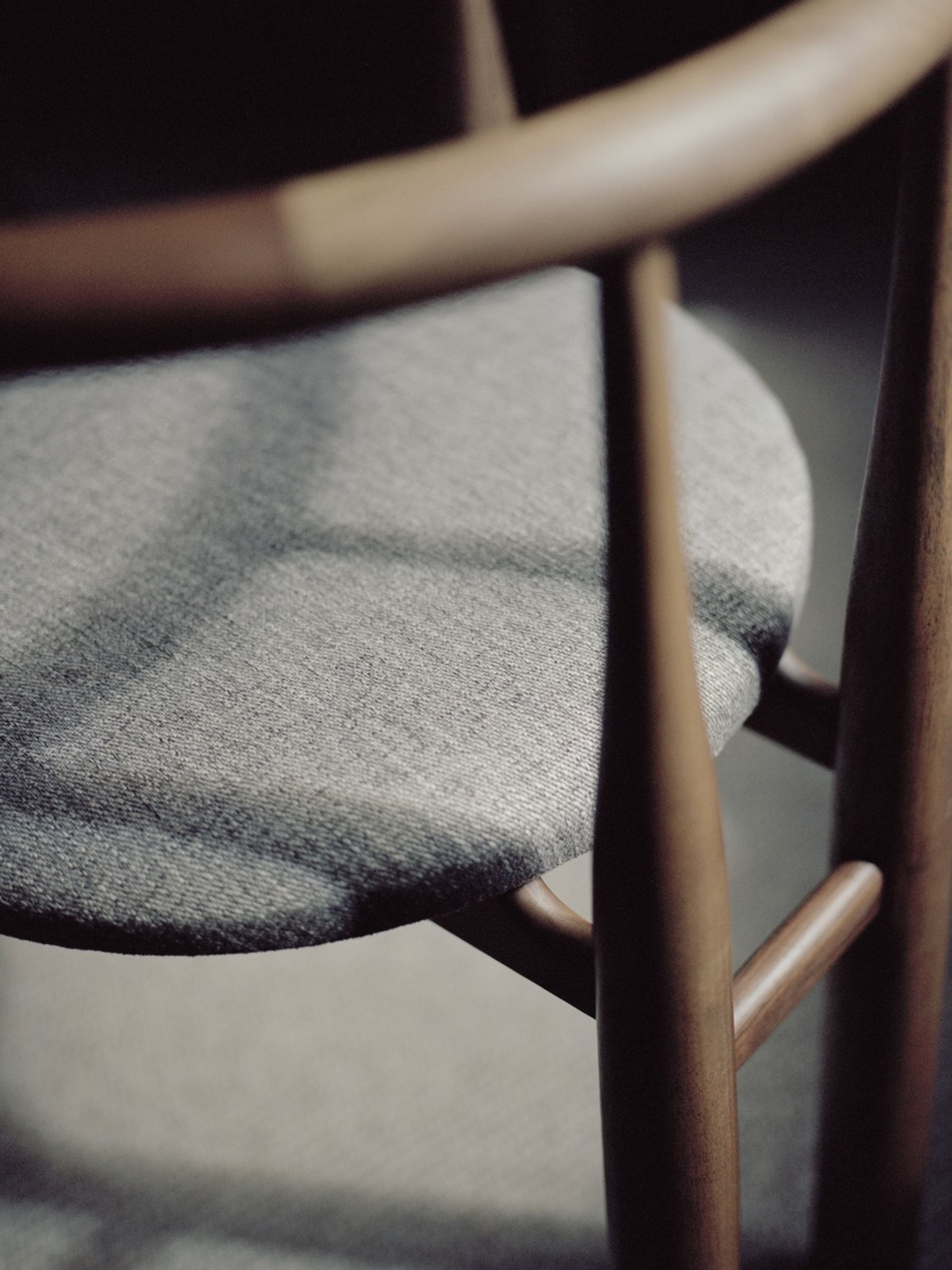 New Works - Jídelní židle - BUKOWSKI CHAIR - Walnut w. Osborne & Little Carnavon Cacao Stone