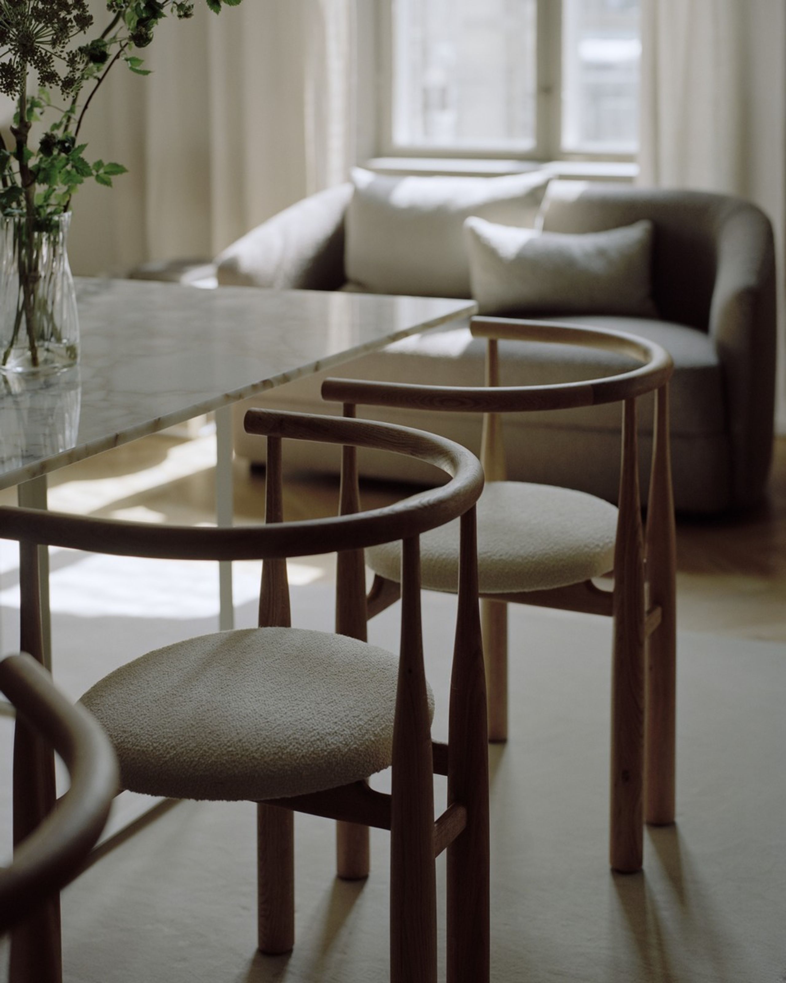 New Works - Jídelní židle - BUKOWSKI CHAIR - Walnut w. Osborne & Little Carnavon Cacao Stone