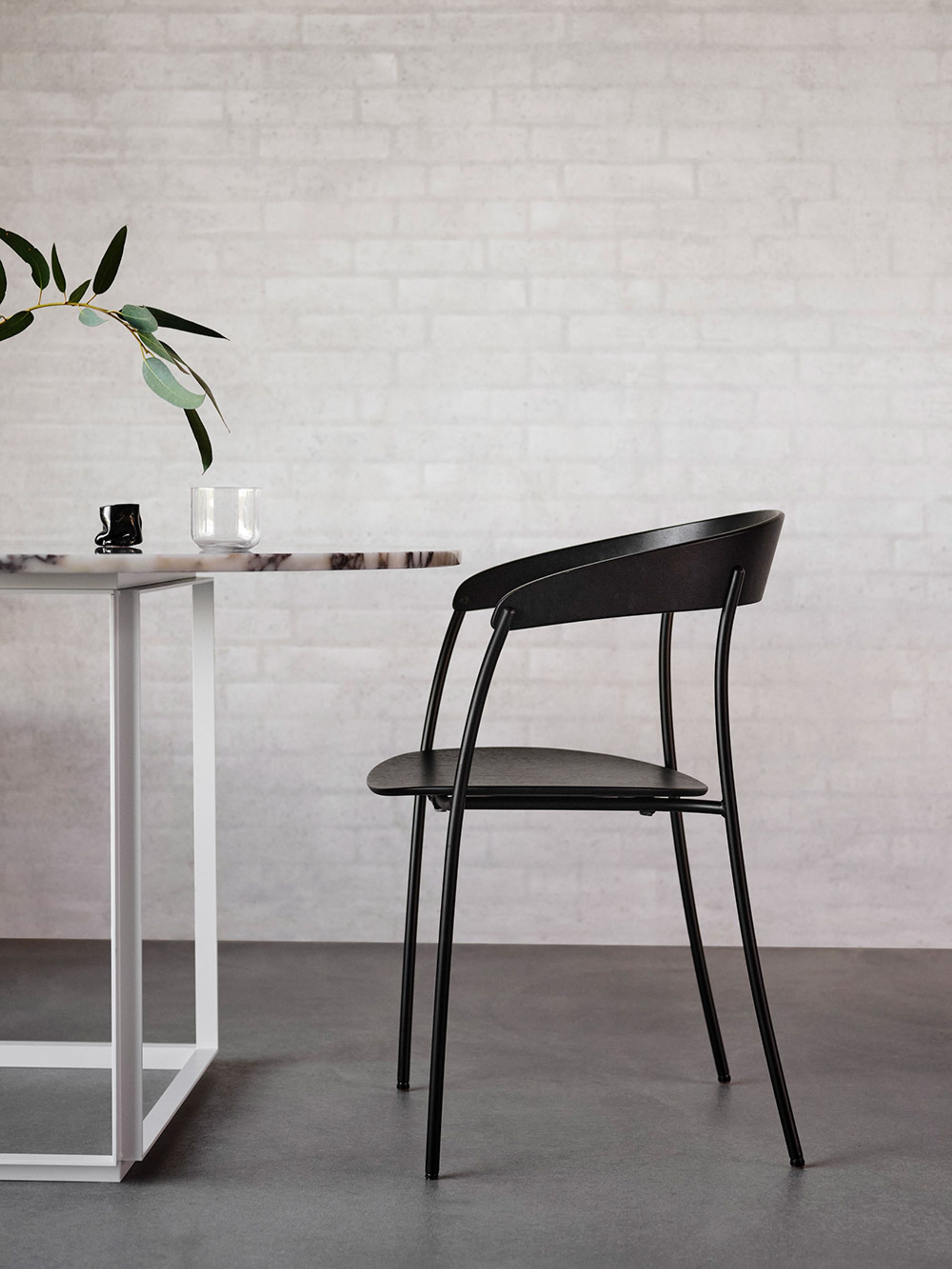 New Works - Spisebordsstol - Missing Armchair - Lacquered Walnut