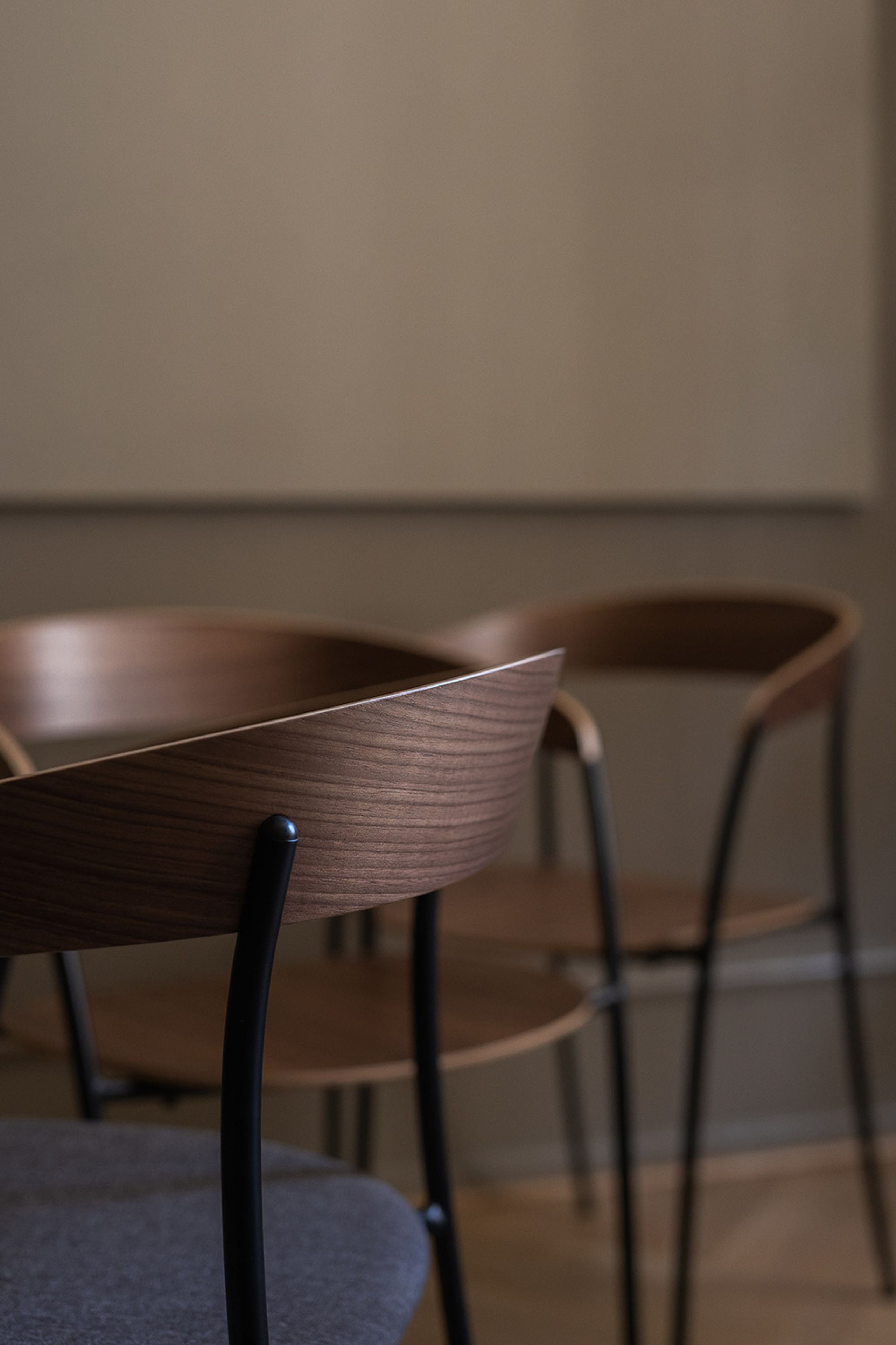 New Works - Spisebordsstol - Missing Armchair - Lacquered Walnut