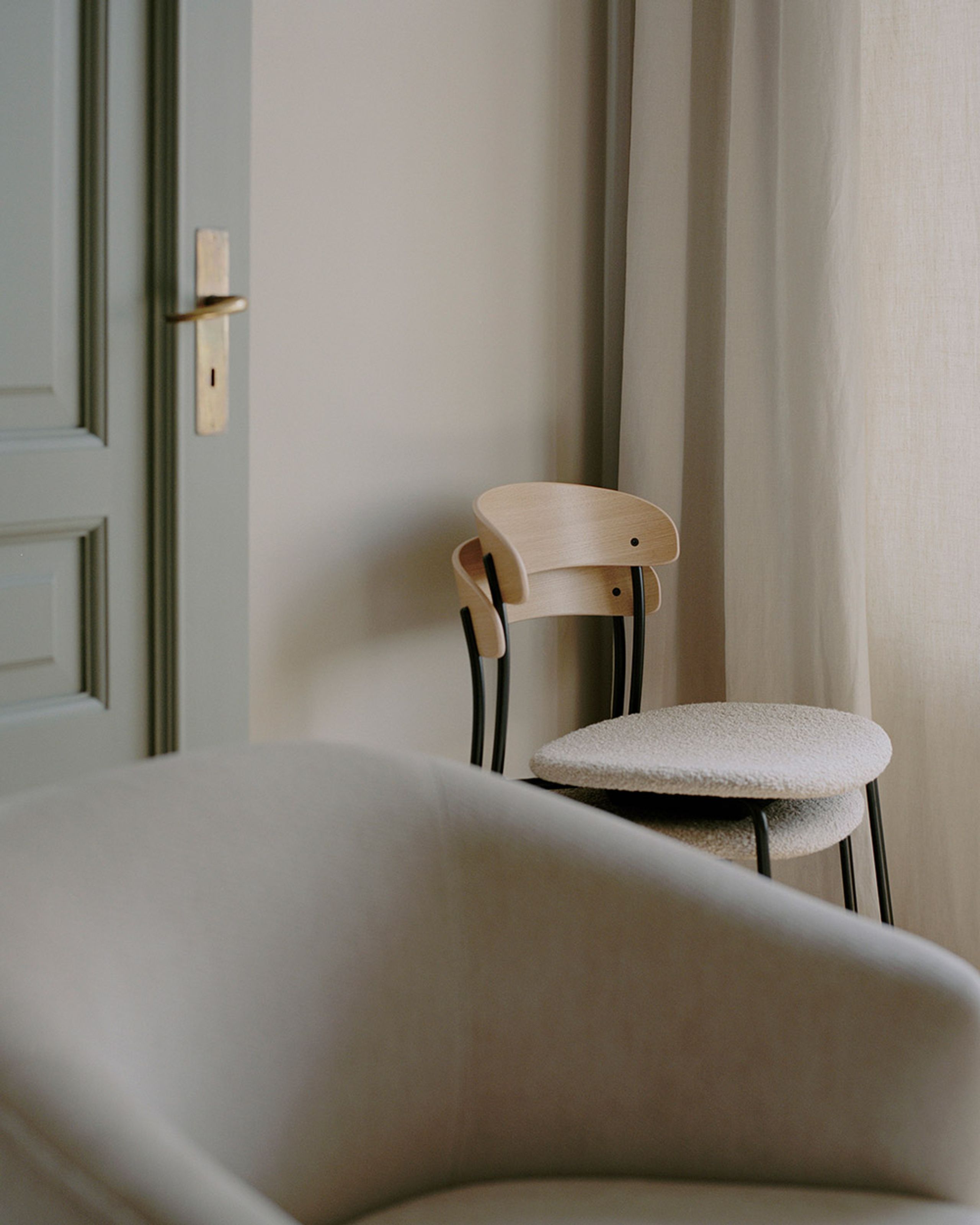 New Works - Sedia da pranzo - Missing Chair | Seat Upholstery - Lacquered Walnut / Barnum Sand 2