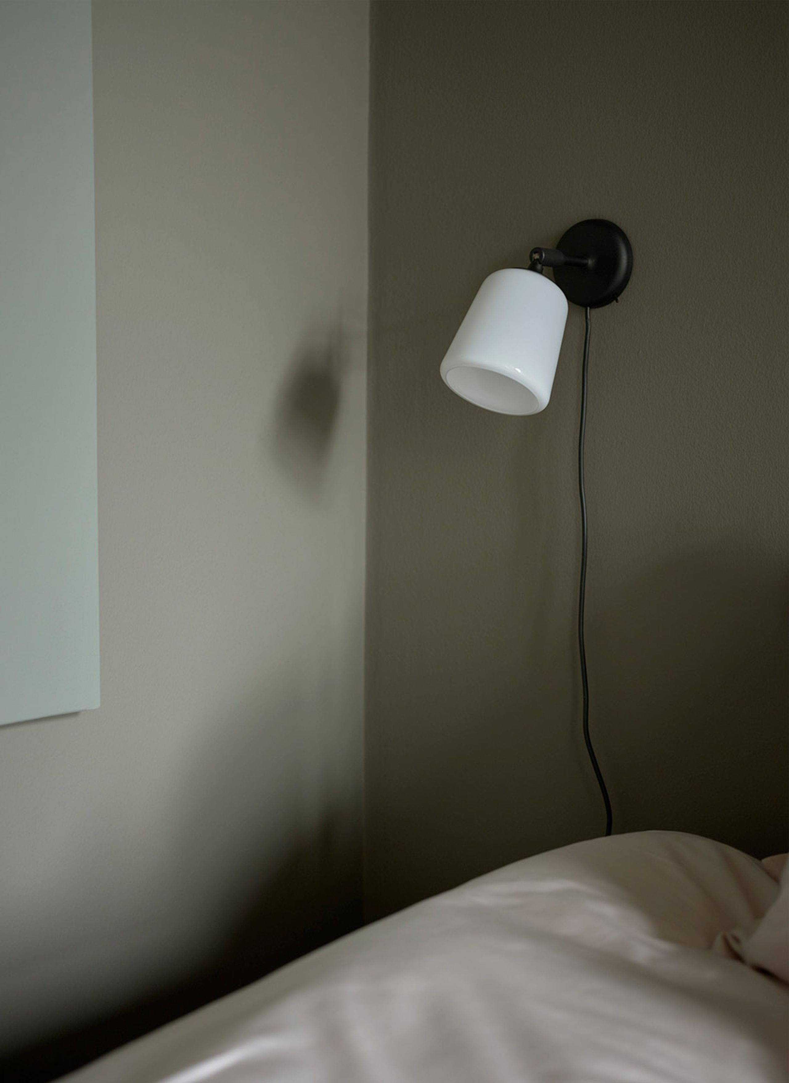 New Works - Væglampe - Material Wall Lamp - Black Base w. White Marble