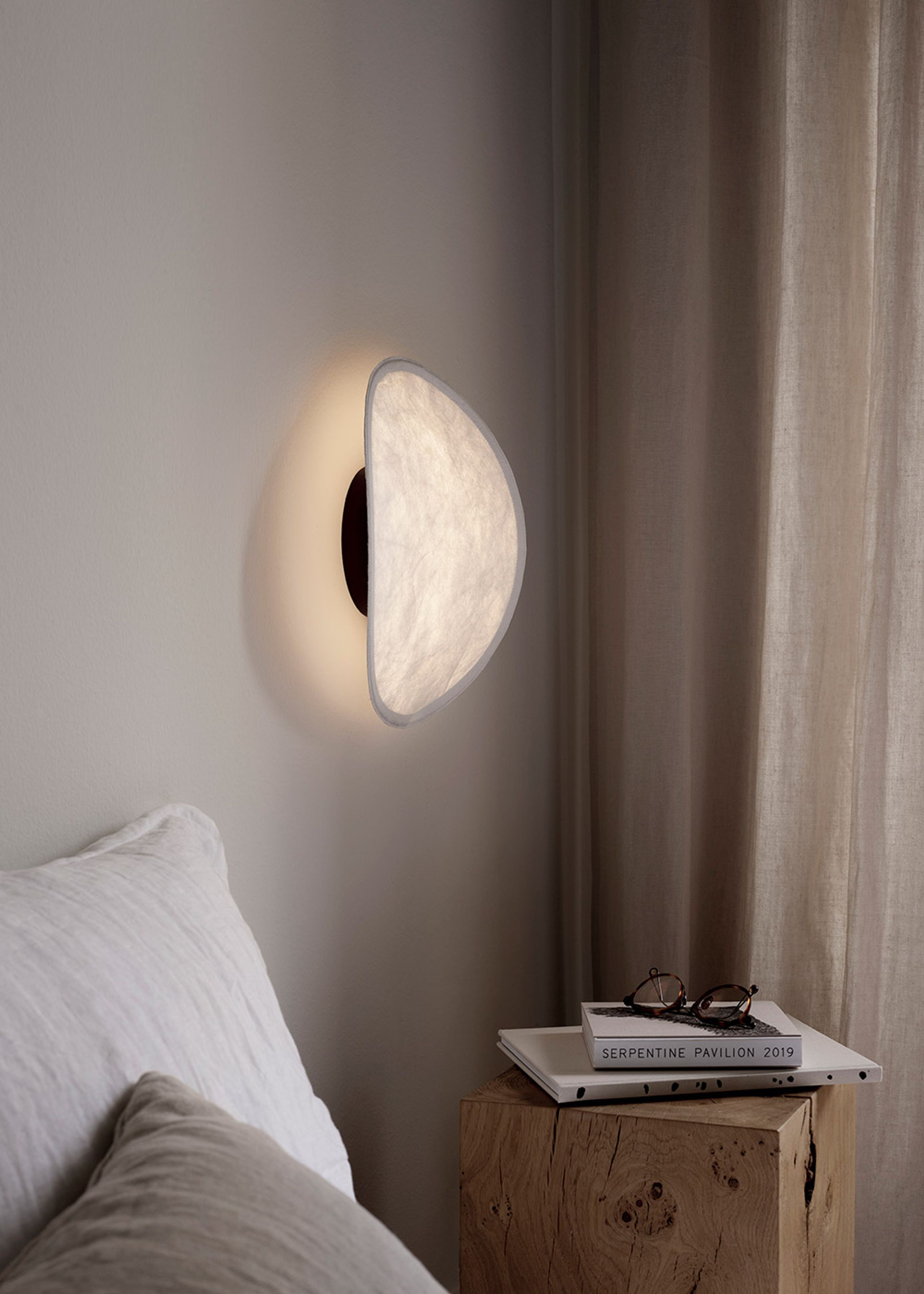 New Works - Lampe murale - Tense Wall Lamp - Black / White Tyvek