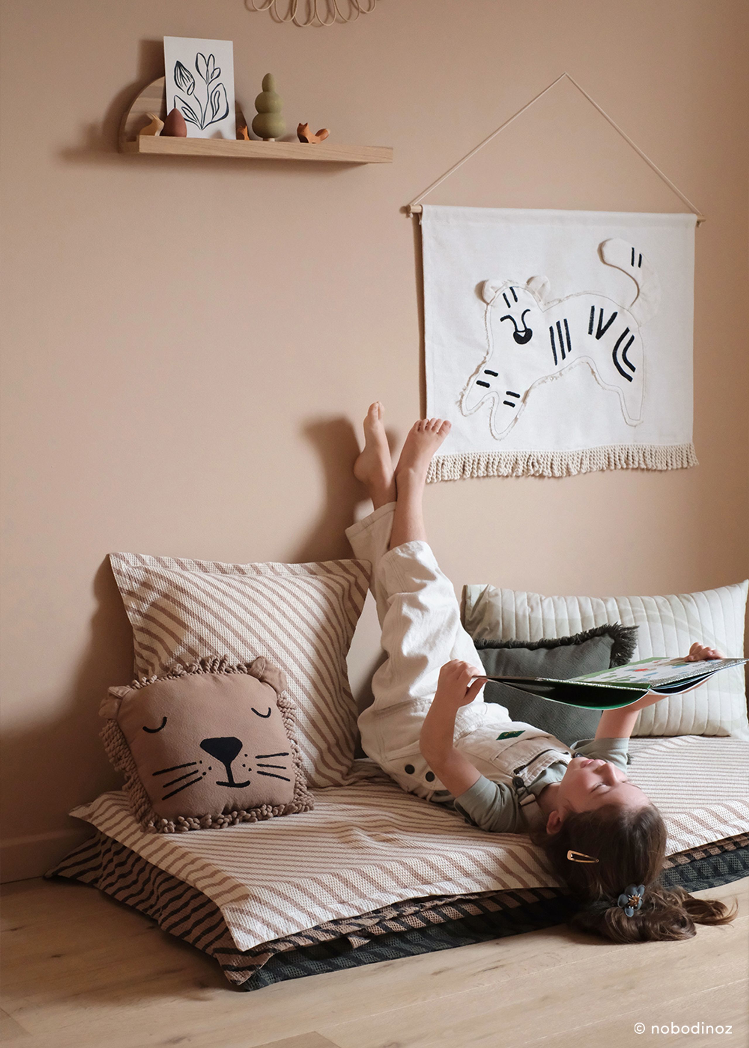 Nobodinoz - Dětský polštář - Landscape Embroidered Cushion Lion - Sesame