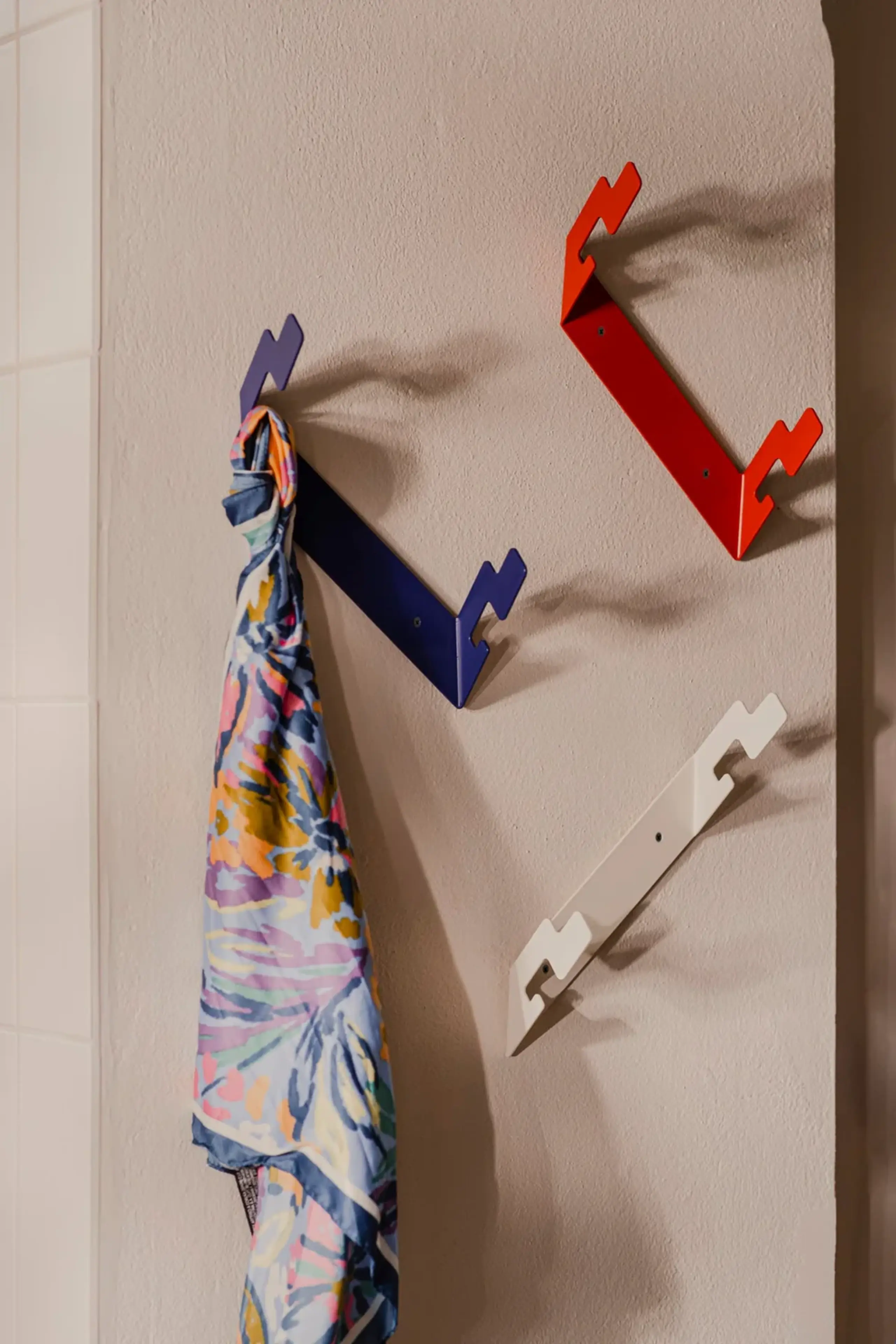 noo.ma - Háčky na kabáty - Glips Coat Racks - Blueberry Pie