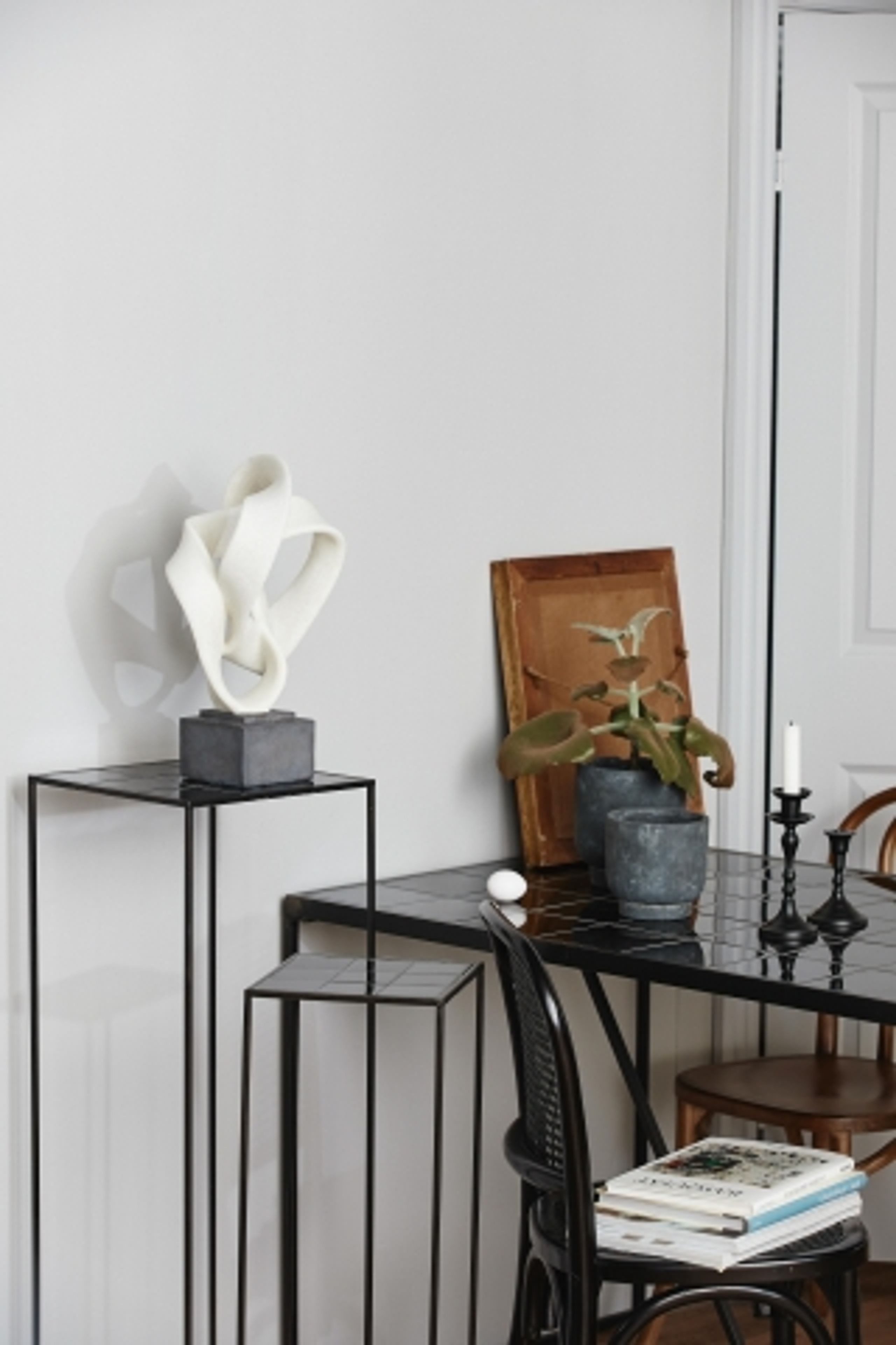 Nordal - Sculpture - ROSALA deco stand - Black/white