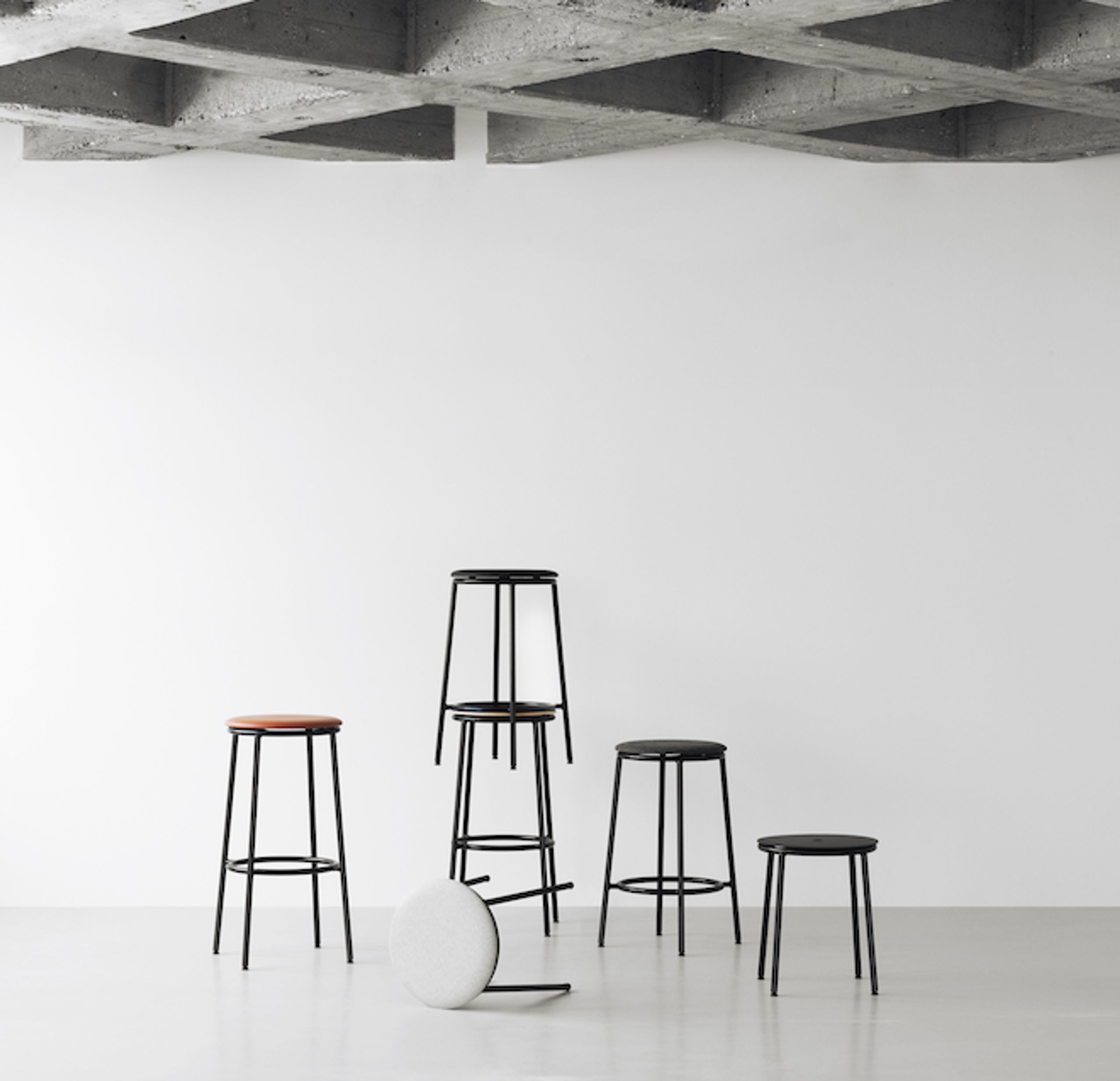 Normann Copenhagen - Barstol - Circa Barstool - 75 cm Upholstery - Ultra Leather Brandy