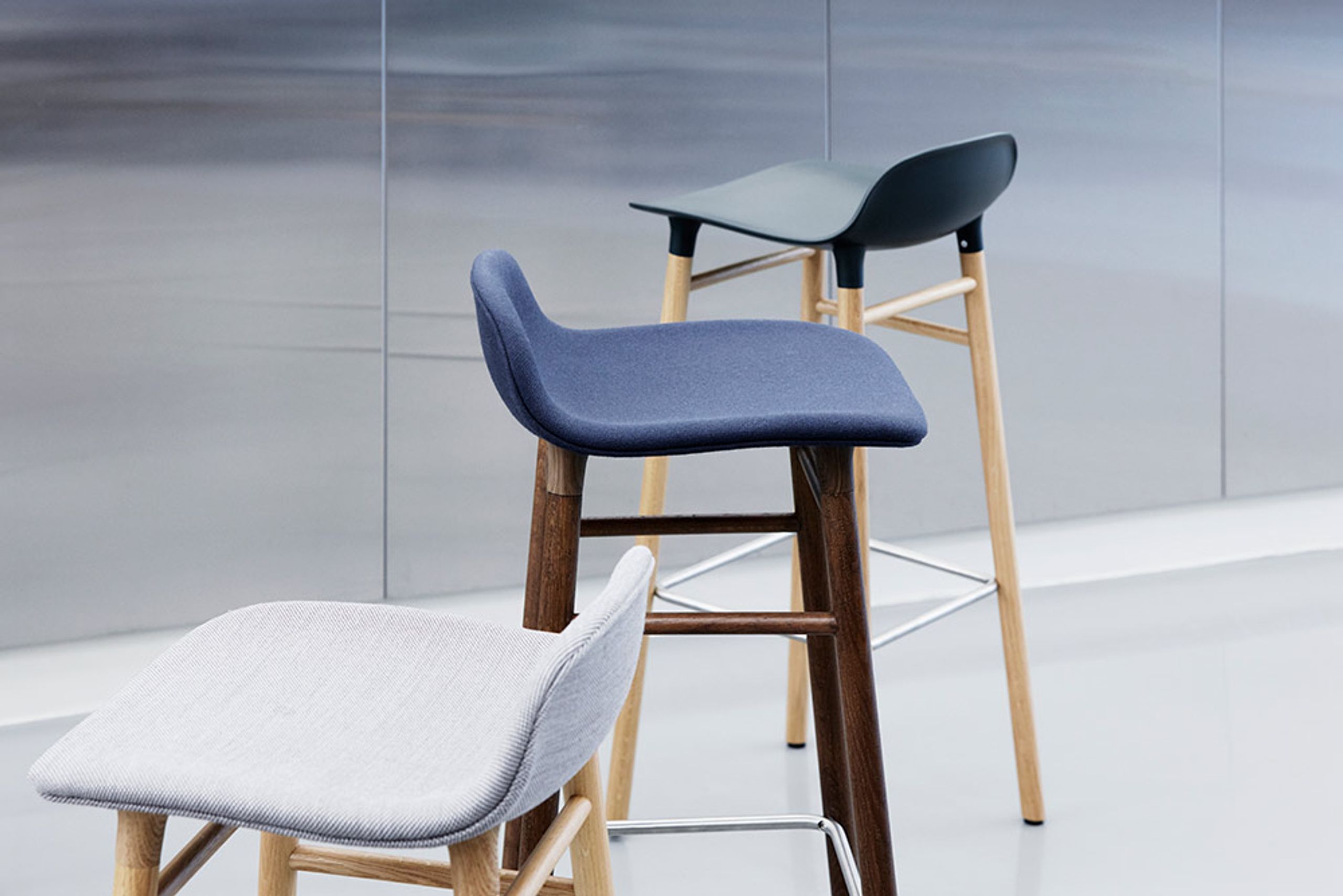 Normann Copenhagen - Barstol - Form Barstol - 65 cm - Fuldt Polstret Træ - Stel: Sortlakeret / Stoftype: City Velvet vol. 2 35