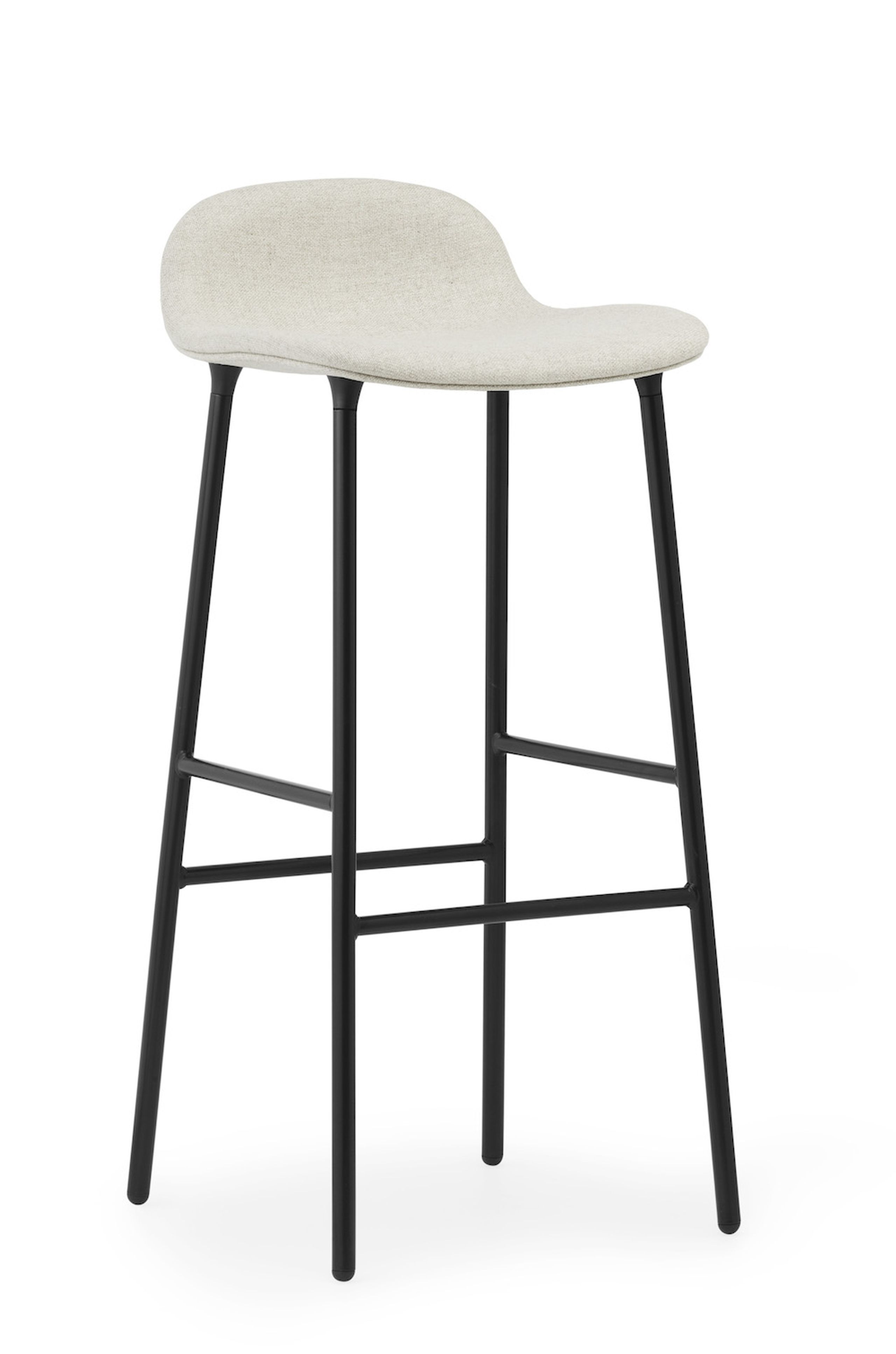 Normann Copenhagen - Tabouret de bar - Form Barstool - 75 cm - Full Upholstery Steel, Chrome & Brass - Stel: Sort Aluminium / Main Line flax: MLF20 (Upminster, sand)