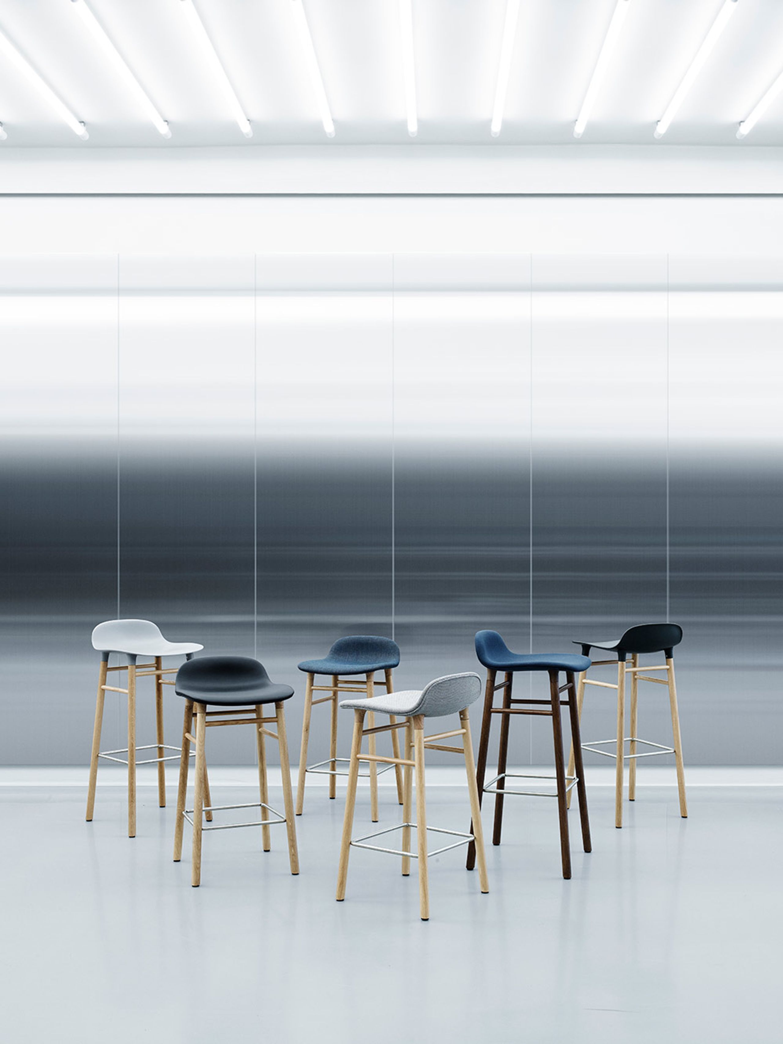 Normann Copenhagen - Bar stool - Form Barstool - 75 cm - Full Upholstery Wood - Frame: Black Lacquered / Fabric: City Velvet vol. 2 35