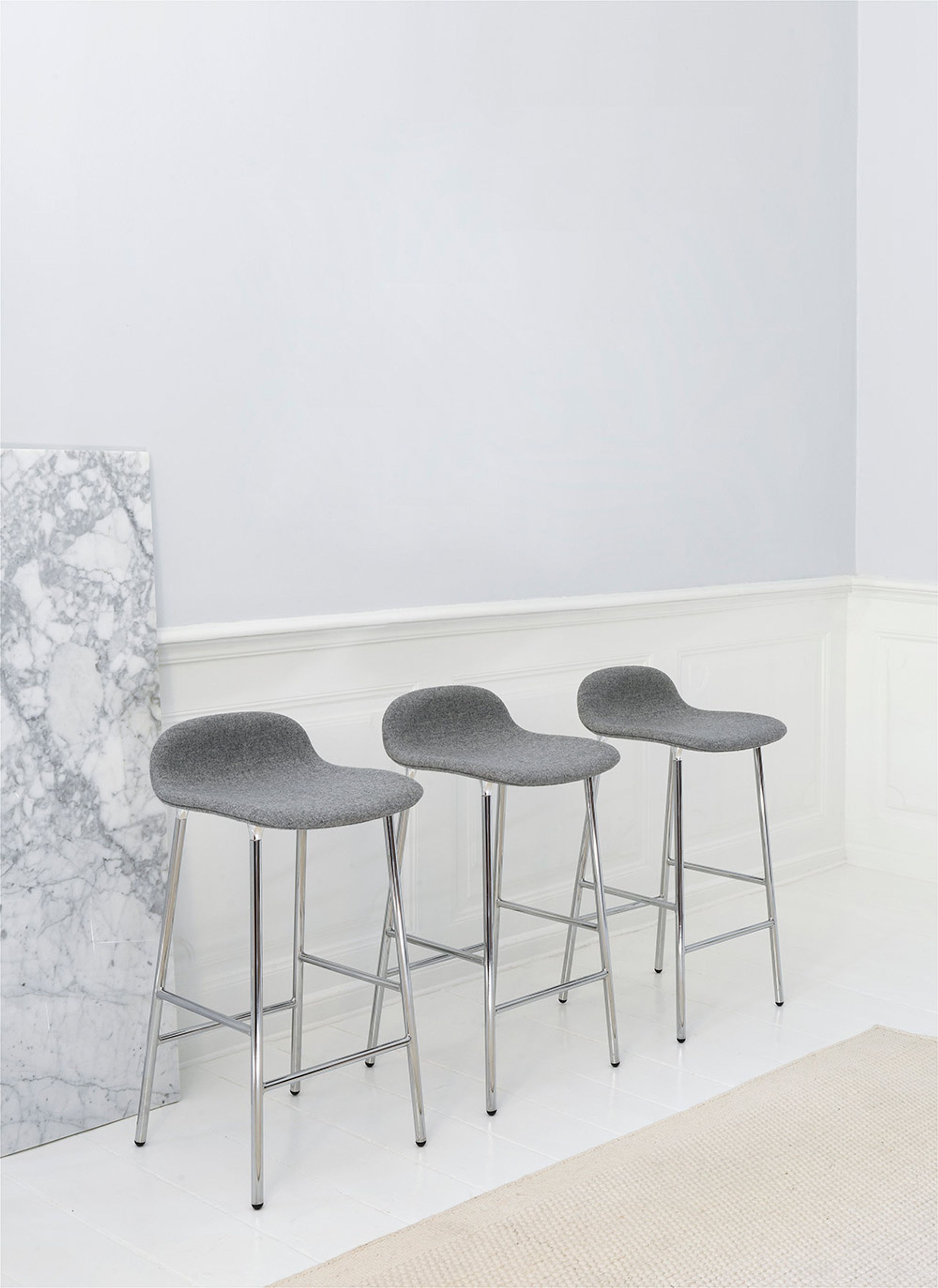 Normann Copenhagen - Bar stool - Form Barstool - 75 cm - Steel, Chrome & Brass - Chrome / Black