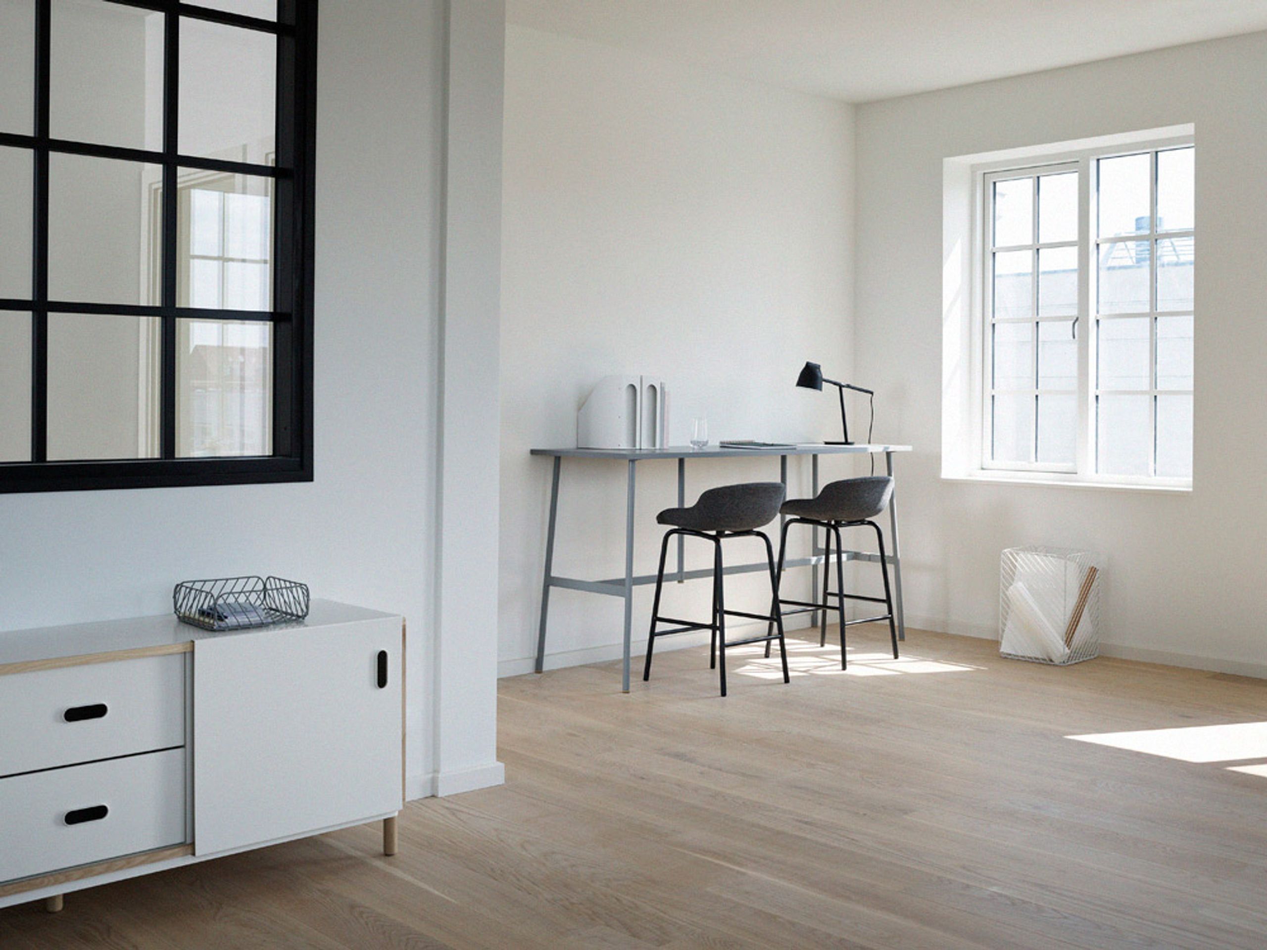 Normann Copenhagen - Bar stool - Hyg Barstol by Simon Legald / Full Upholstery - Grey / Synergy 08