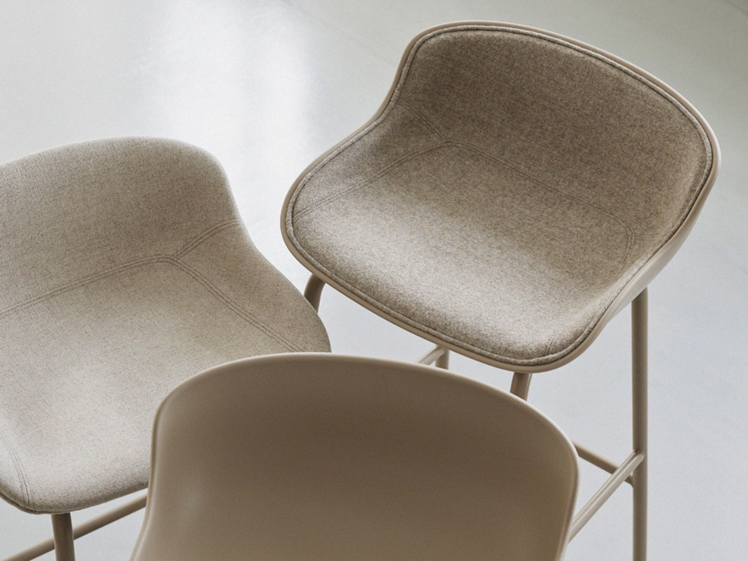 Normann Copenhagen - Bar stool - Hyg Barstol by Simon Legald / Full Upholstery - Grey / Synergy 08