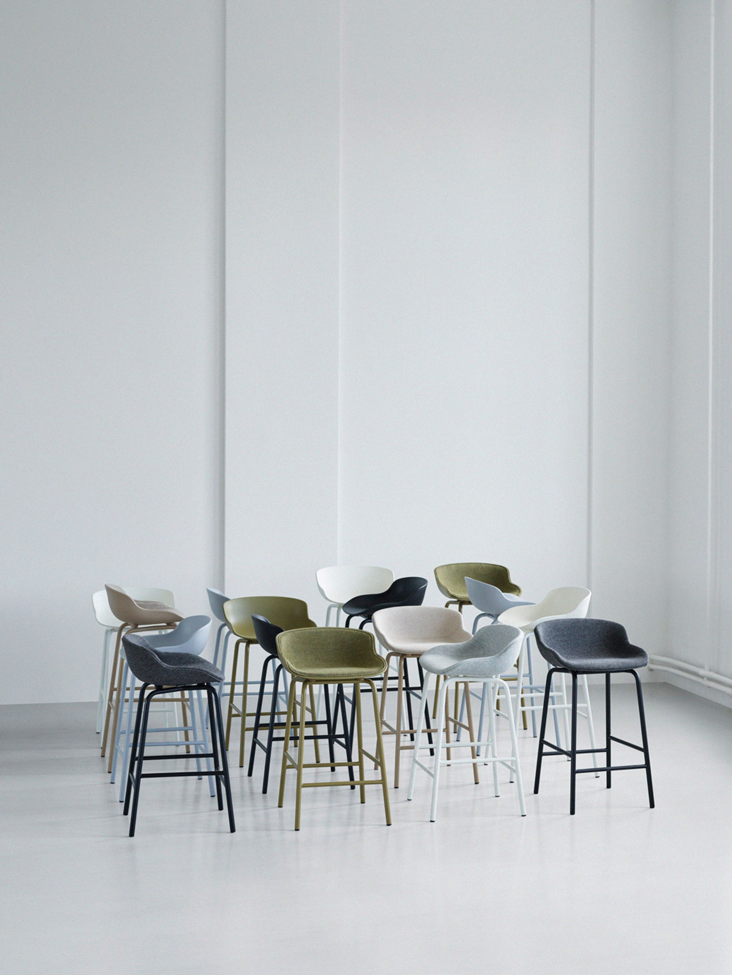 Normann Copenhagen - Bar stool - Hyg Barstol by Simon Legald / Full Upholstery - Sand / Main Line Flax 20