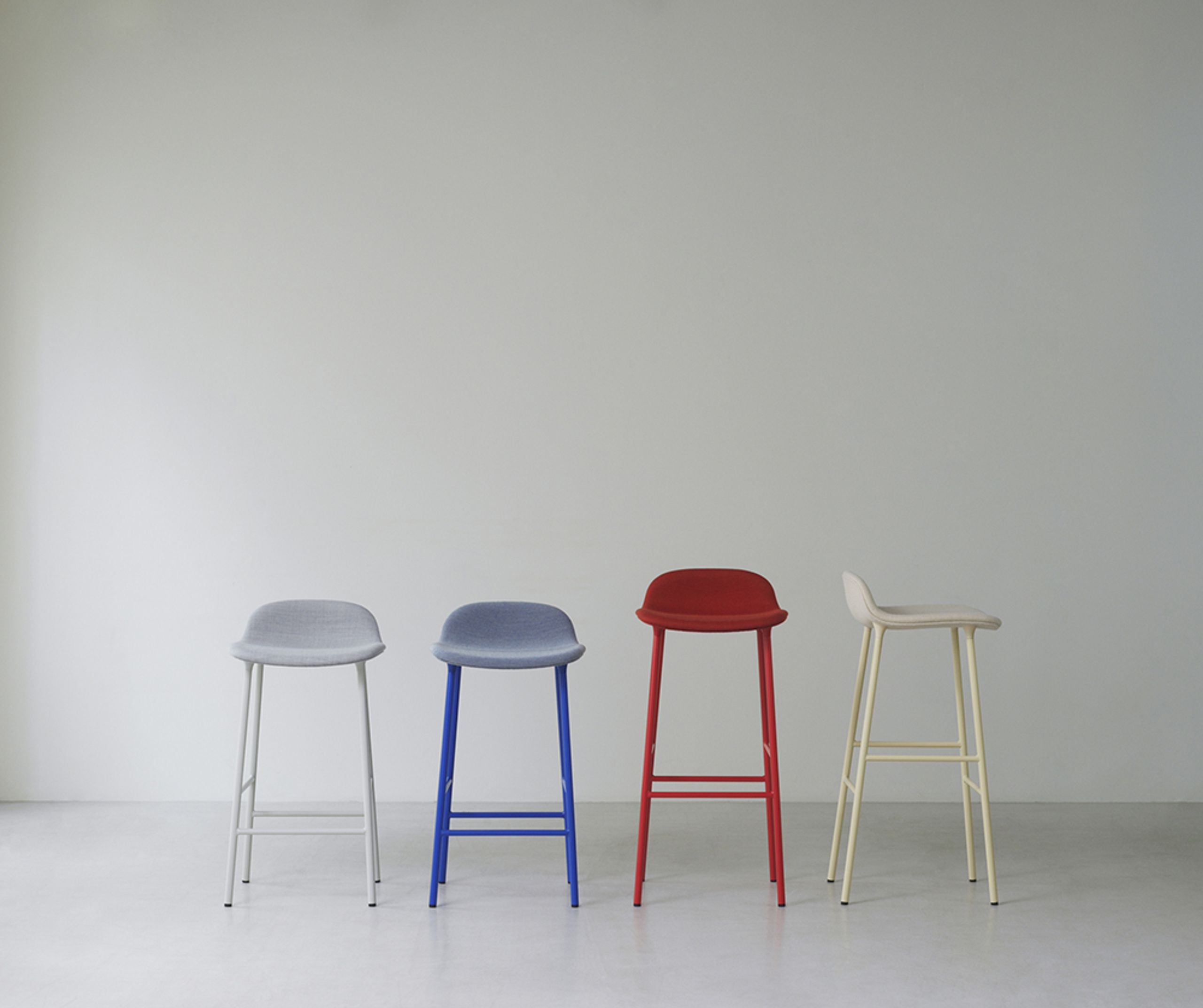 Normann Copenhagen - Bar stool - Form Barstool 65 cm Full Upholstery Steel - Brass / City Velvet vol. 2 96