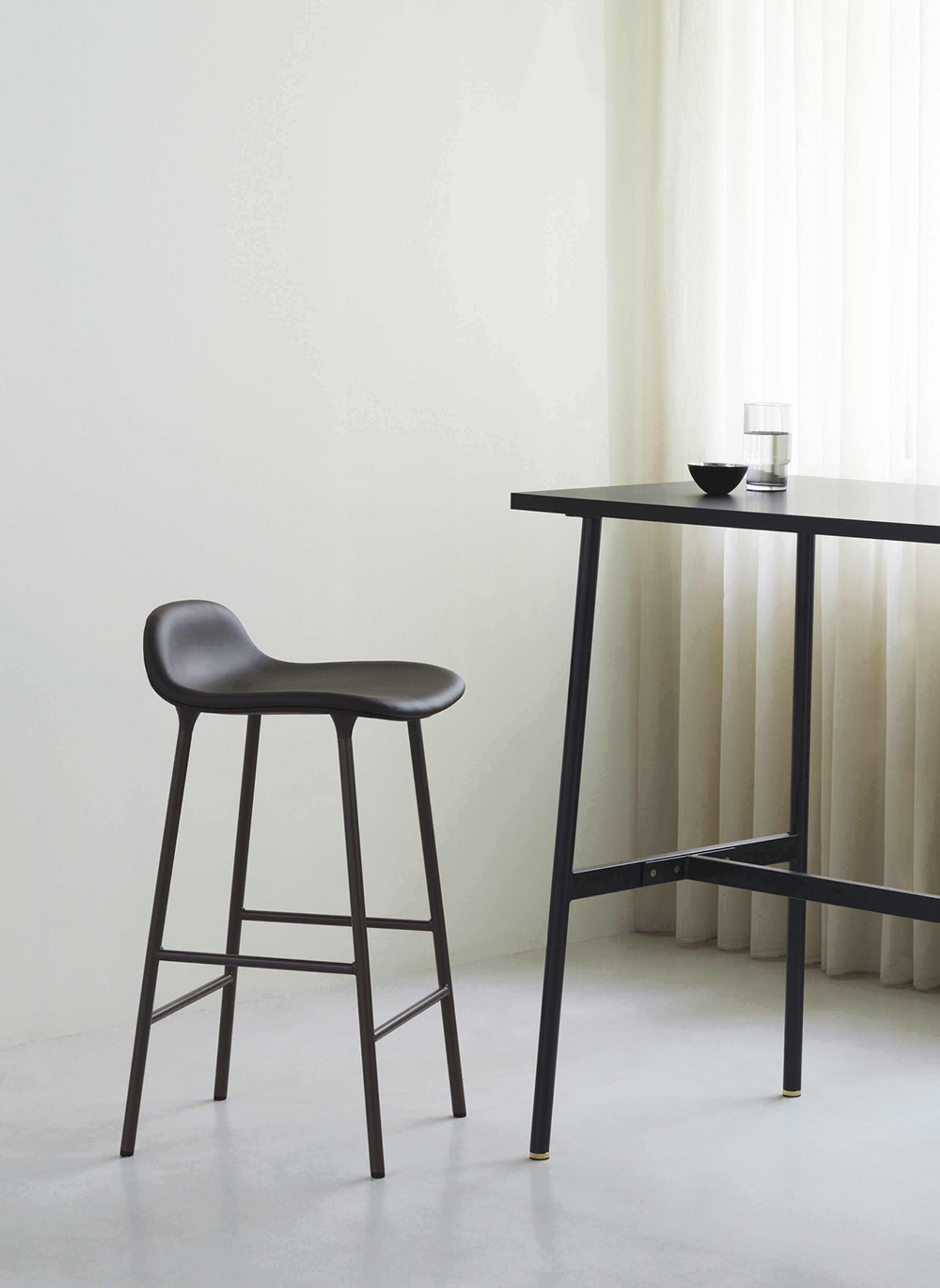 Normann Copenhagen - Bar stool - Form Barstool 65 cm Full Upholstery Steel - Brass / City Velvet vol. 2 96