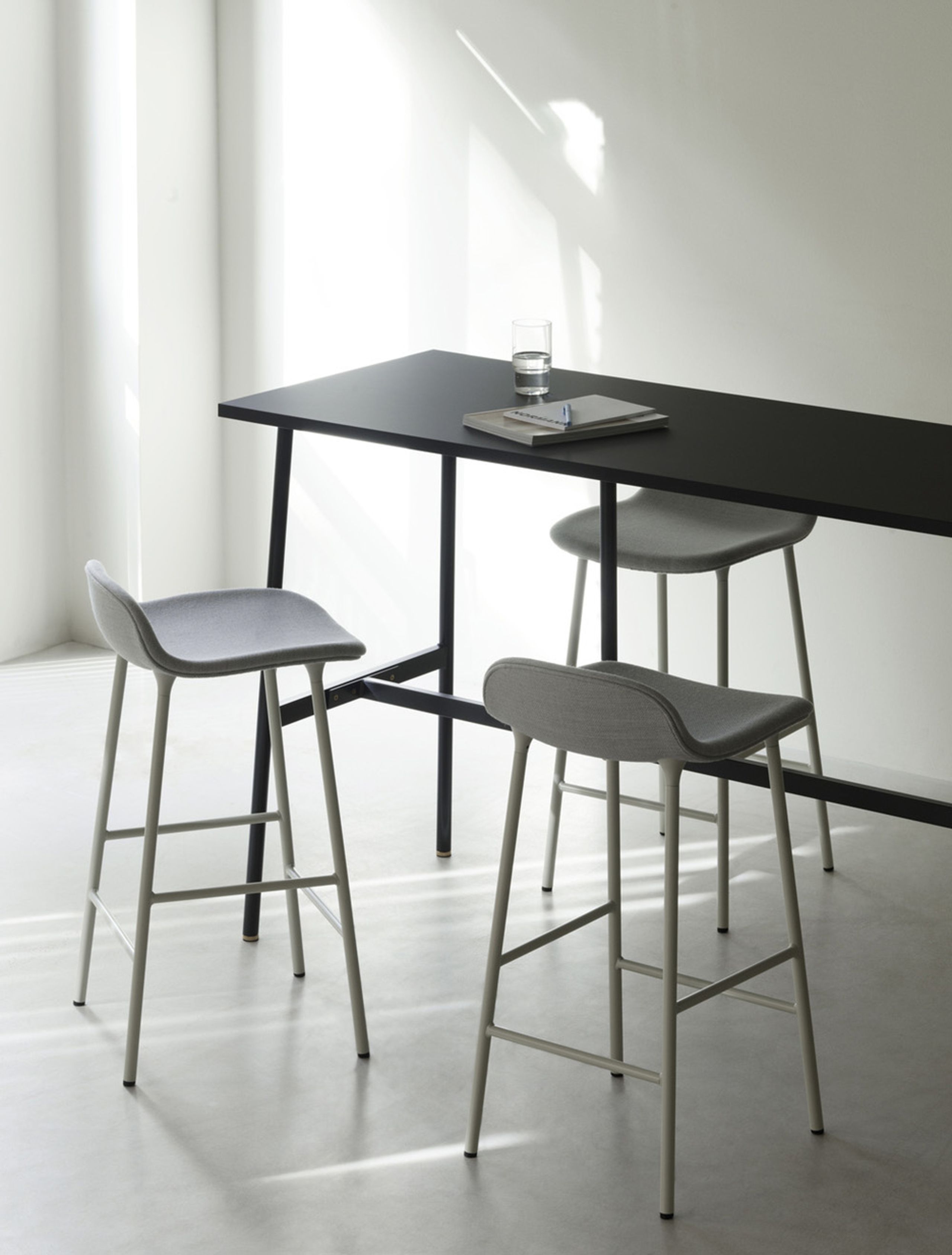 Normann Copenhagen - Bar stool - Form Barstool 65 cm Full Upholstery Steel - Chrome / City Velvet vol. 2 52