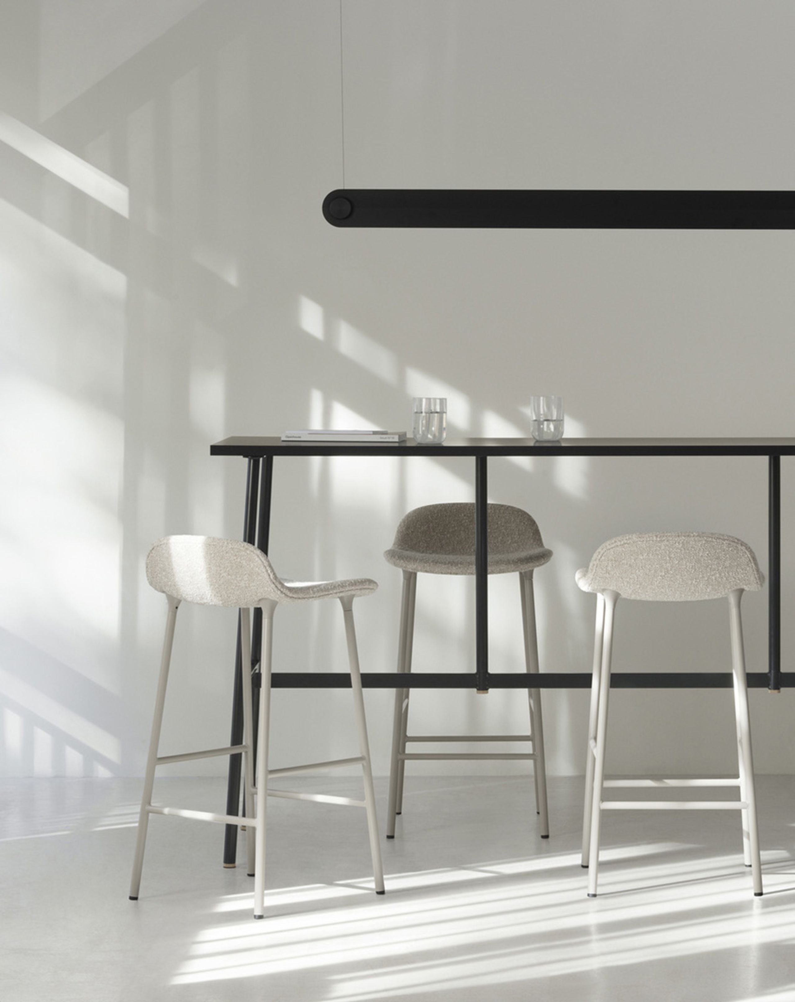 Normann Copenhagen - Bar stool - Form Barstool 65 cm Full Upholstery Steel - Chrome / City Velvet vol. 2 52